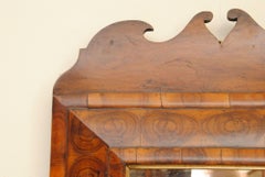 Specchio con cuscino in impiallacciatura di ostrica dell'inizio del XVIII secolo