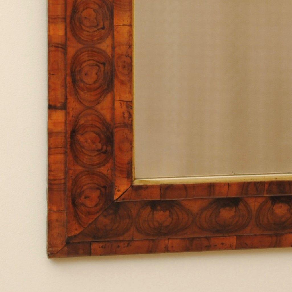 Early 18th Century Oyster Veneer Cushion Mirror In Good Condition For Sale In Lincolnshire, GB