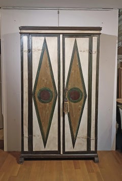 FRÜHES 18. JAHRHUNDERT BEMALTER NUSSKABINETT