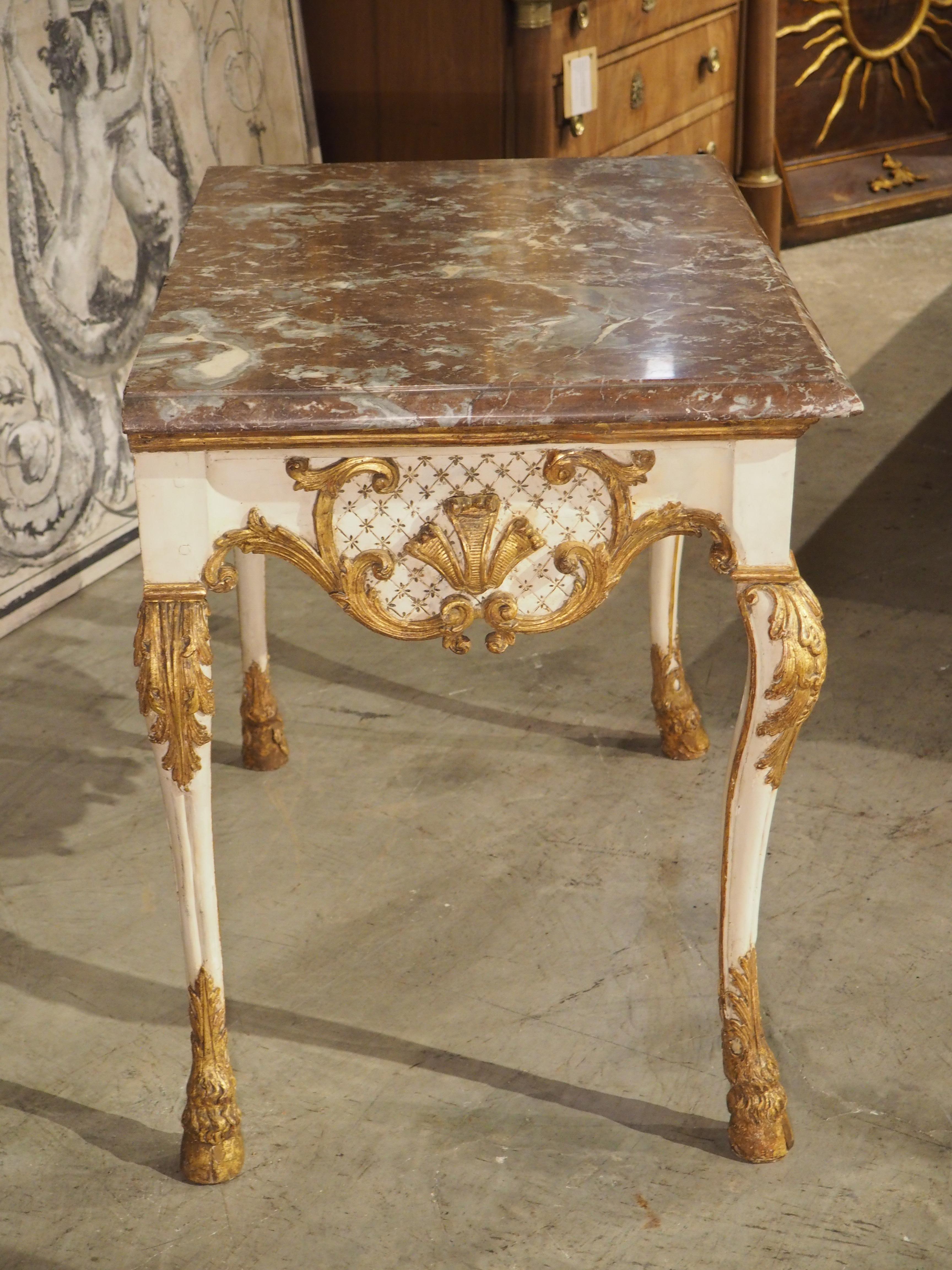 Table console italienne peinte du début du XVIIIe siècle avec plateau en marbre rouge royal en vente 4
