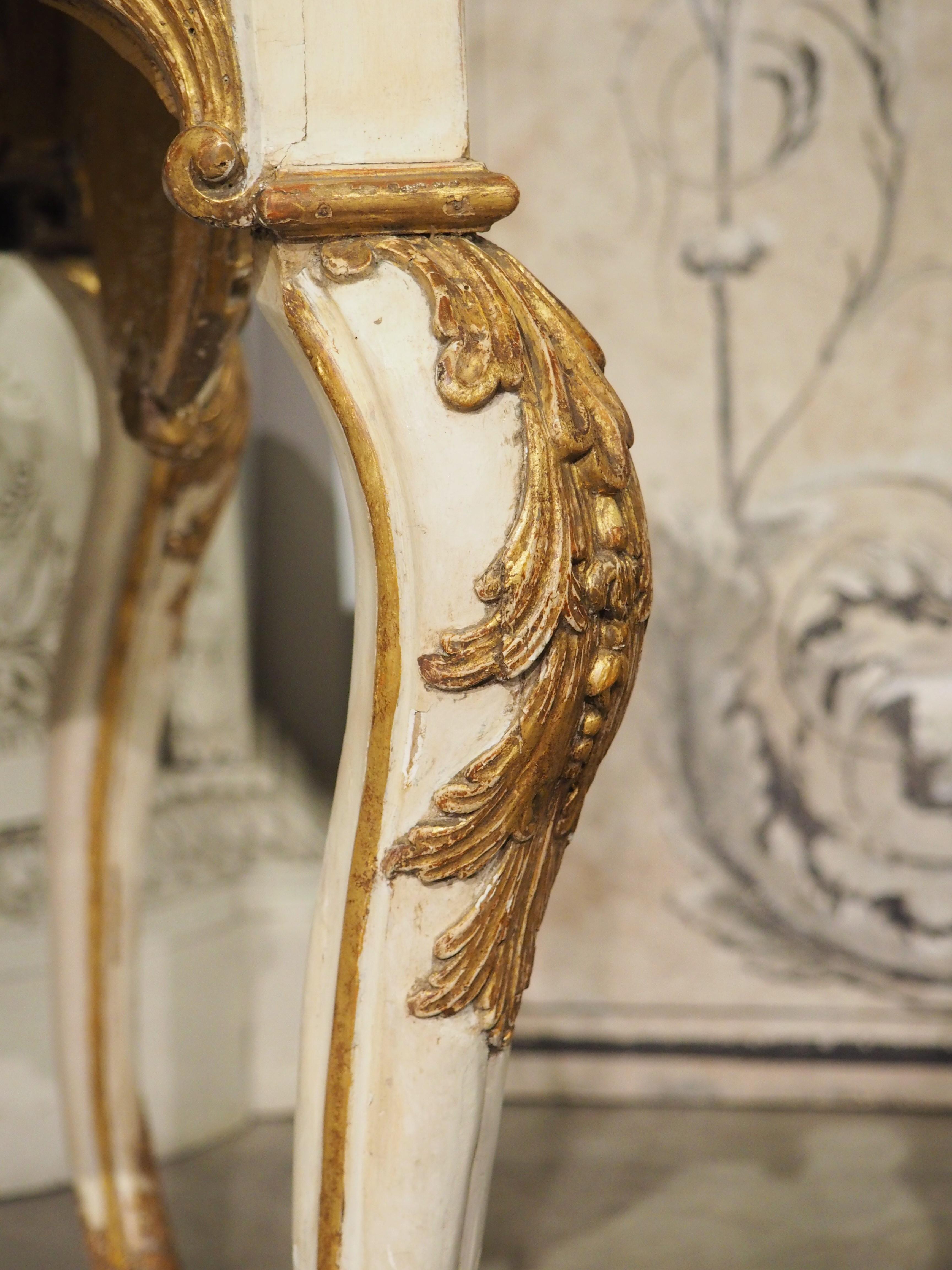 Inizio XVIII secolo Consolle italiana dipinta dell'inizio del XVIII secolo con piano in marmo reale Rouge in vendita