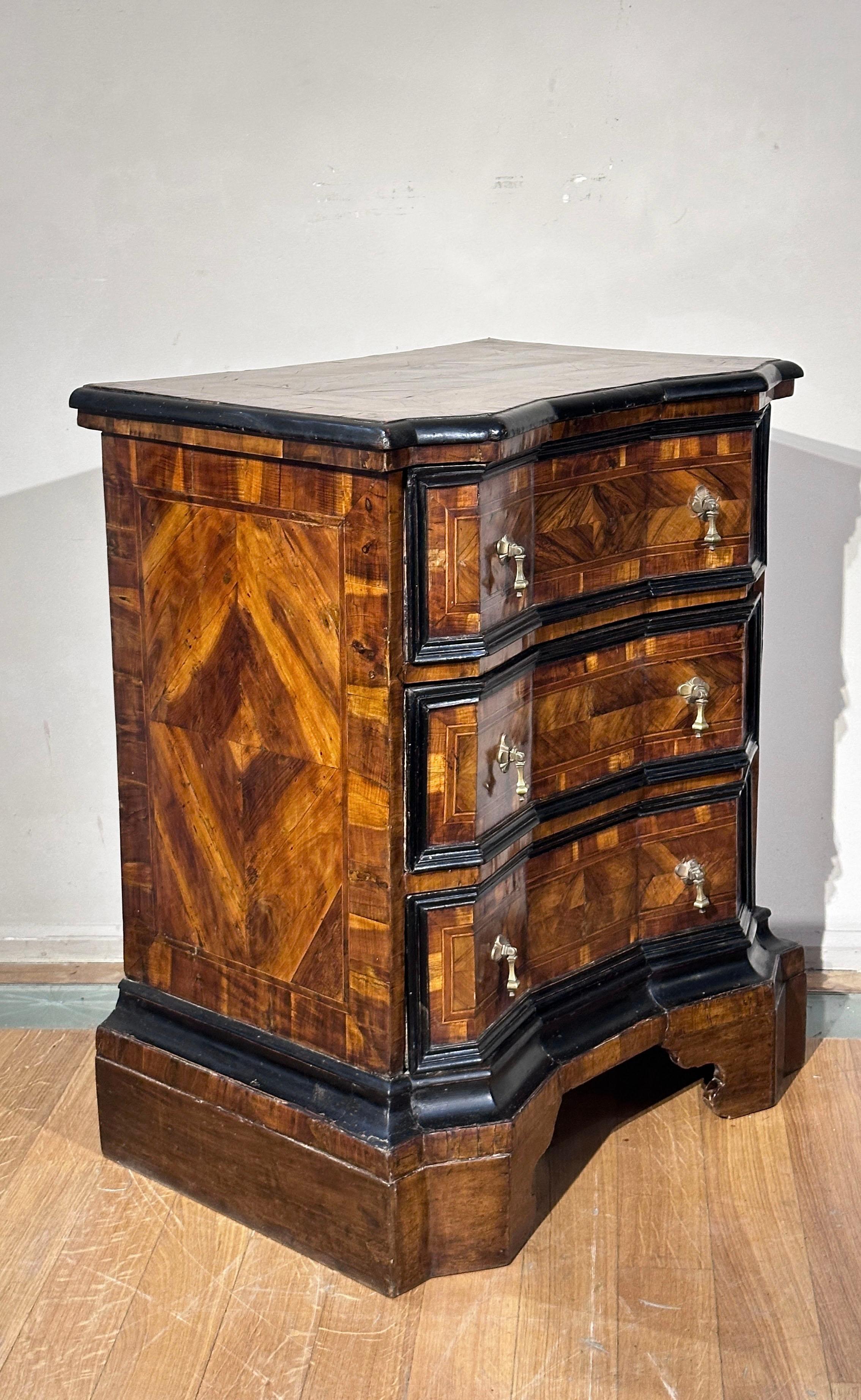 EARLY 18th CENTURY PAIR OF CHESTS LOUIS XIV  For Sale 3