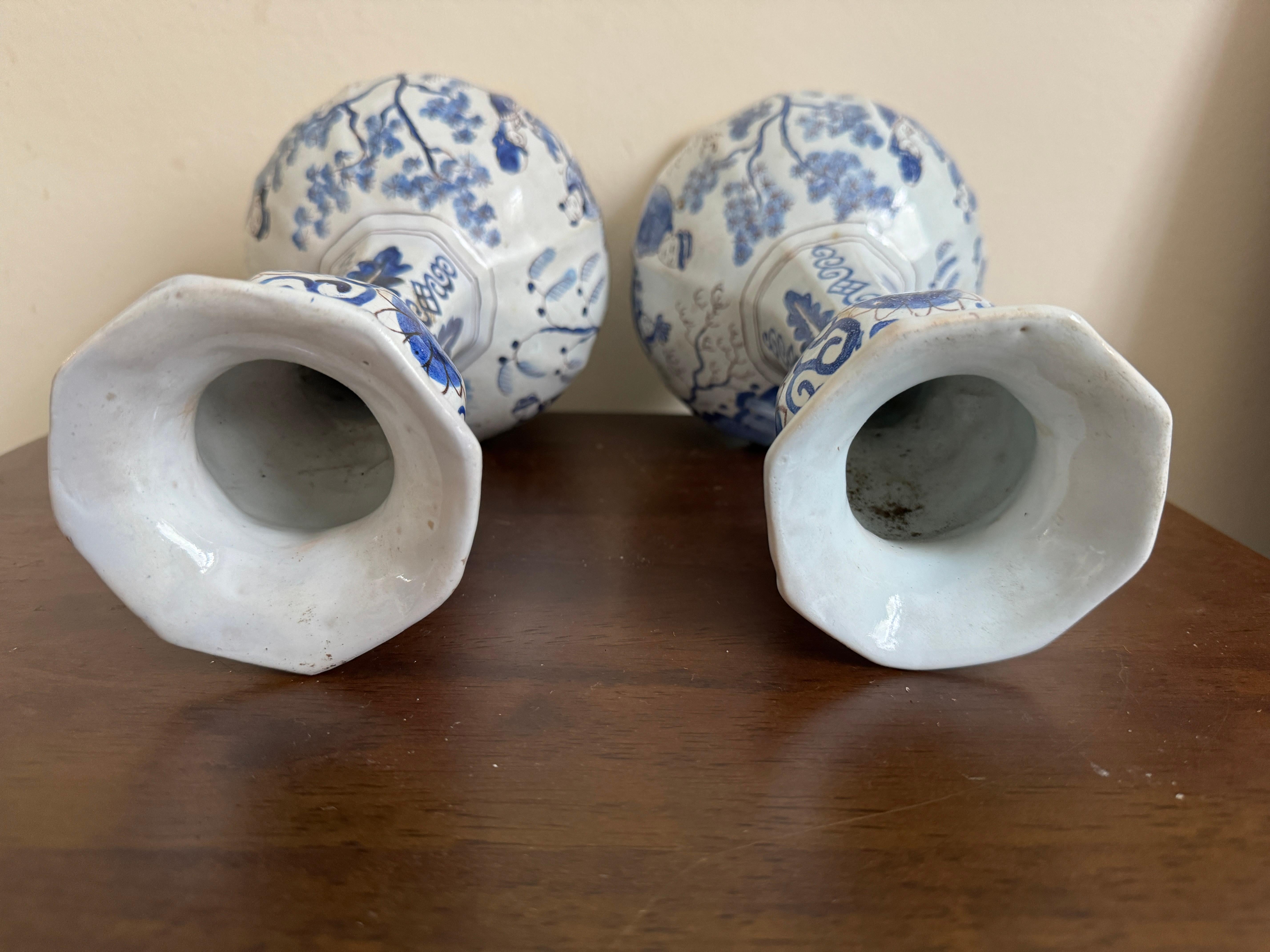 Paire de vases de Delft du début du 18e siècle en vente 2