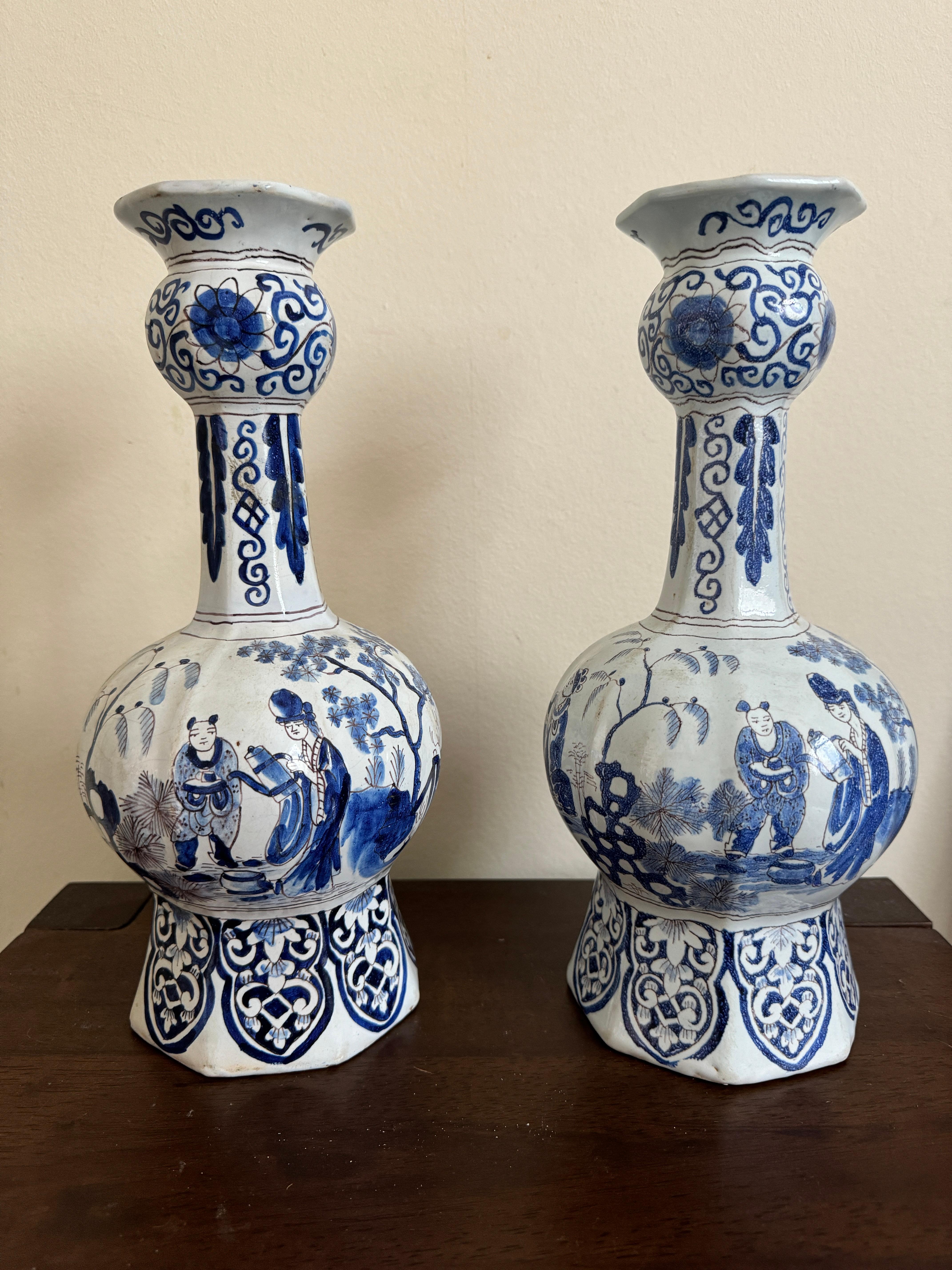 Chinoiseries Paire de vases de Delft du début du 18e siècle en vente