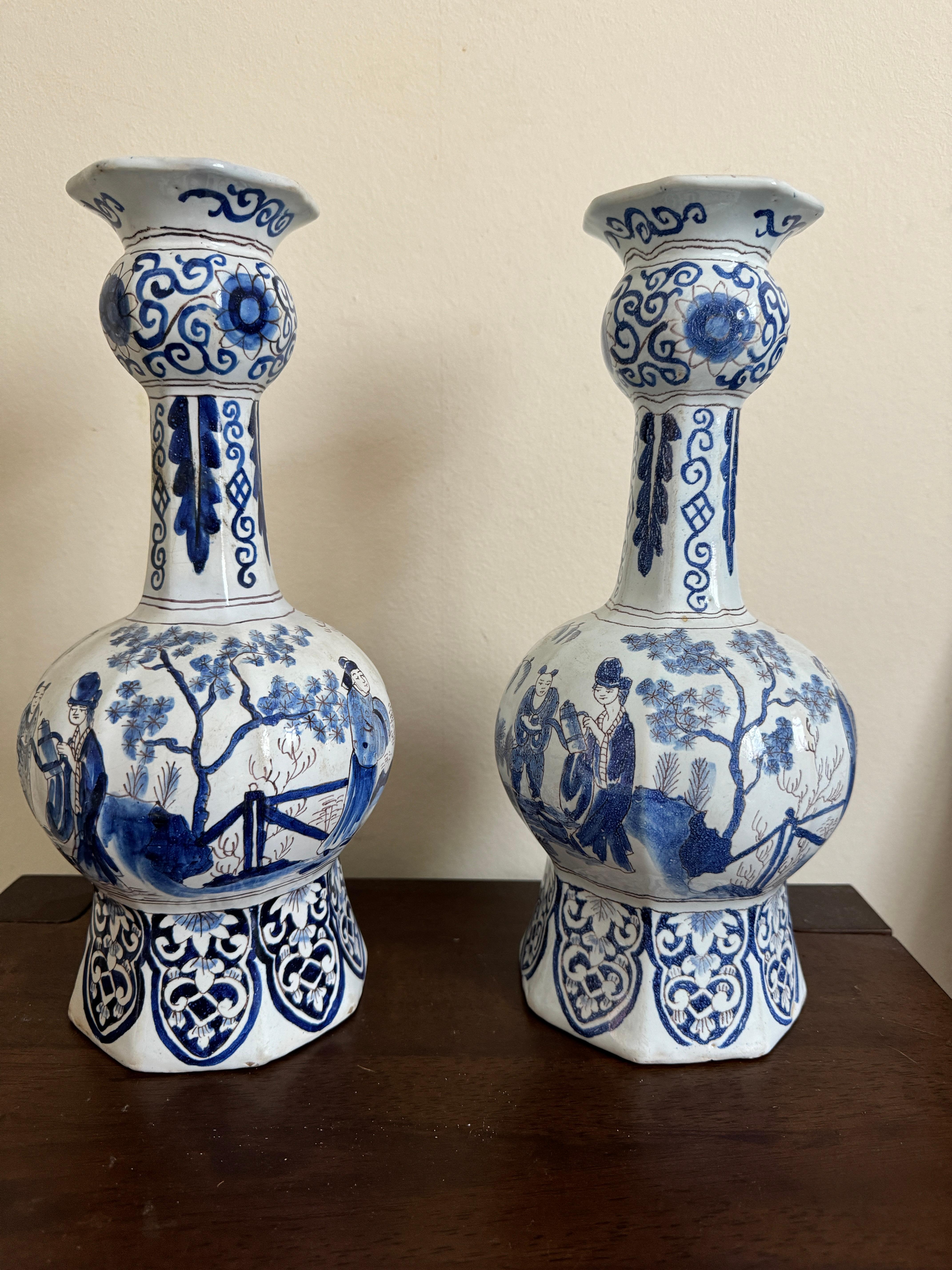 Néerlandais Paire de vases de Delft du début du 18e siècle en vente