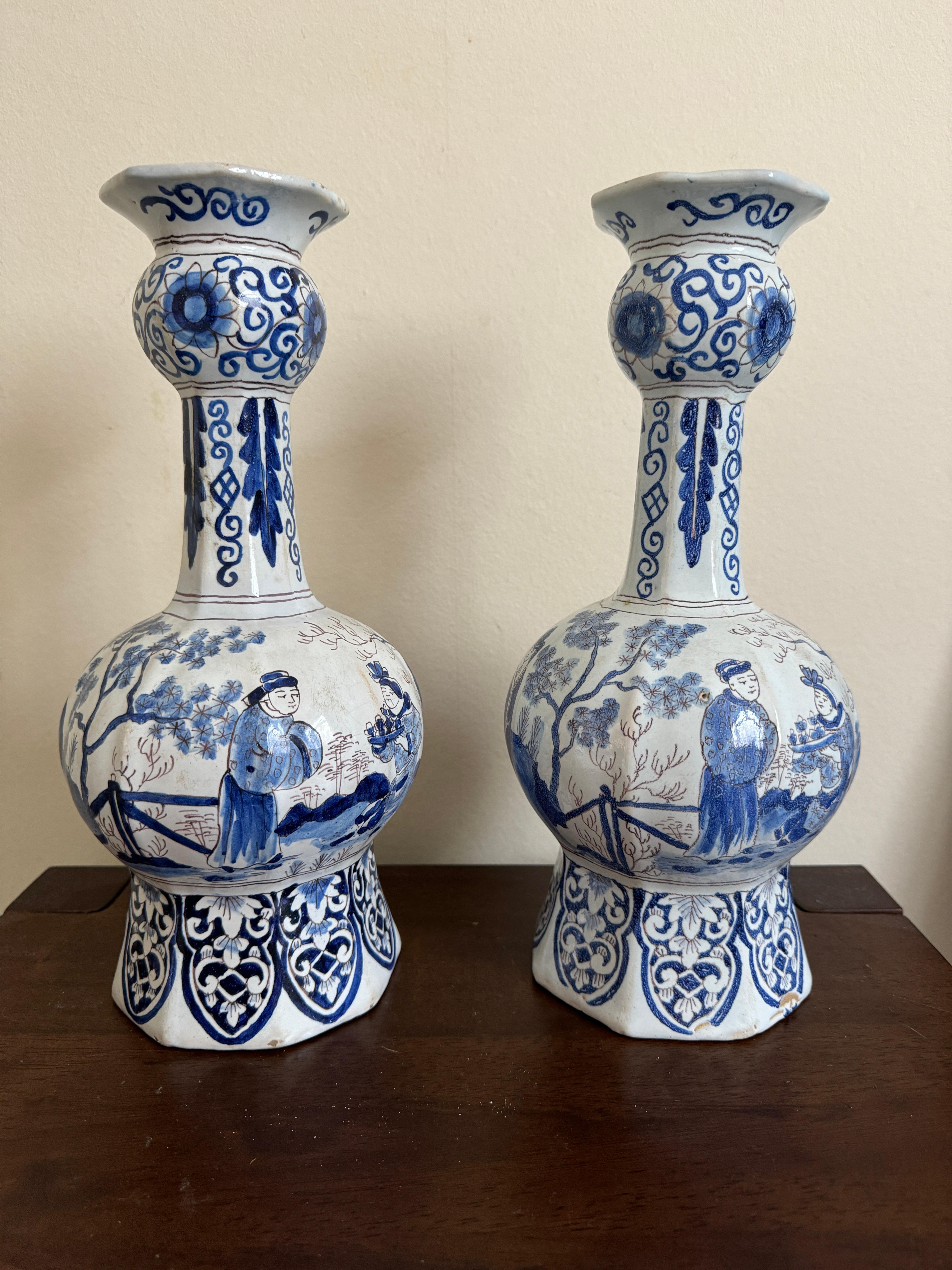 Peint à la main Paire de vases de Delft du début du 18e siècle en vente