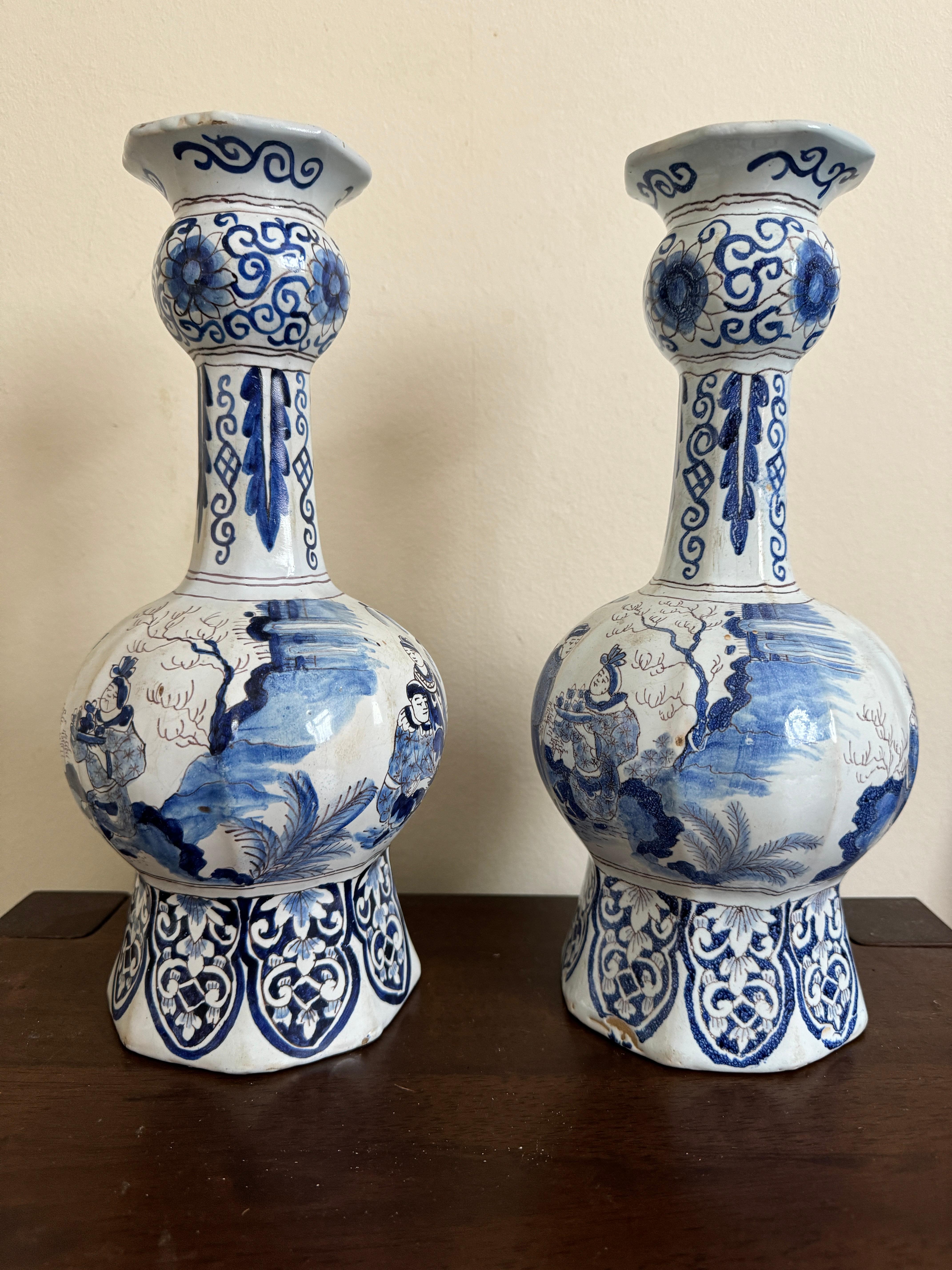 XVIIIe siècle Paire de vases de Delft du début du 18e siècle en vente