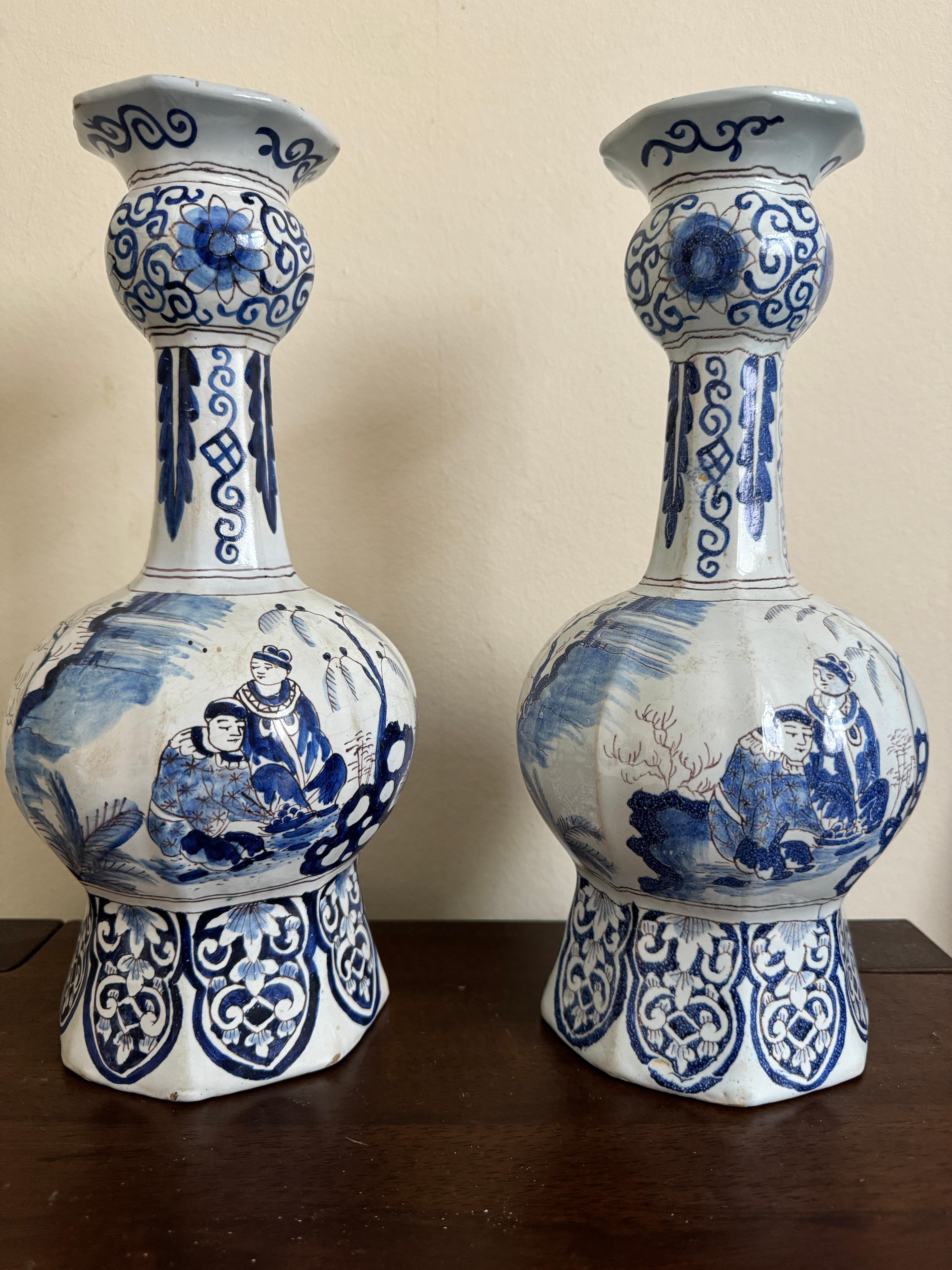 Faïence de Delft Paire de vases de Delft du début du 18e siècle en vente