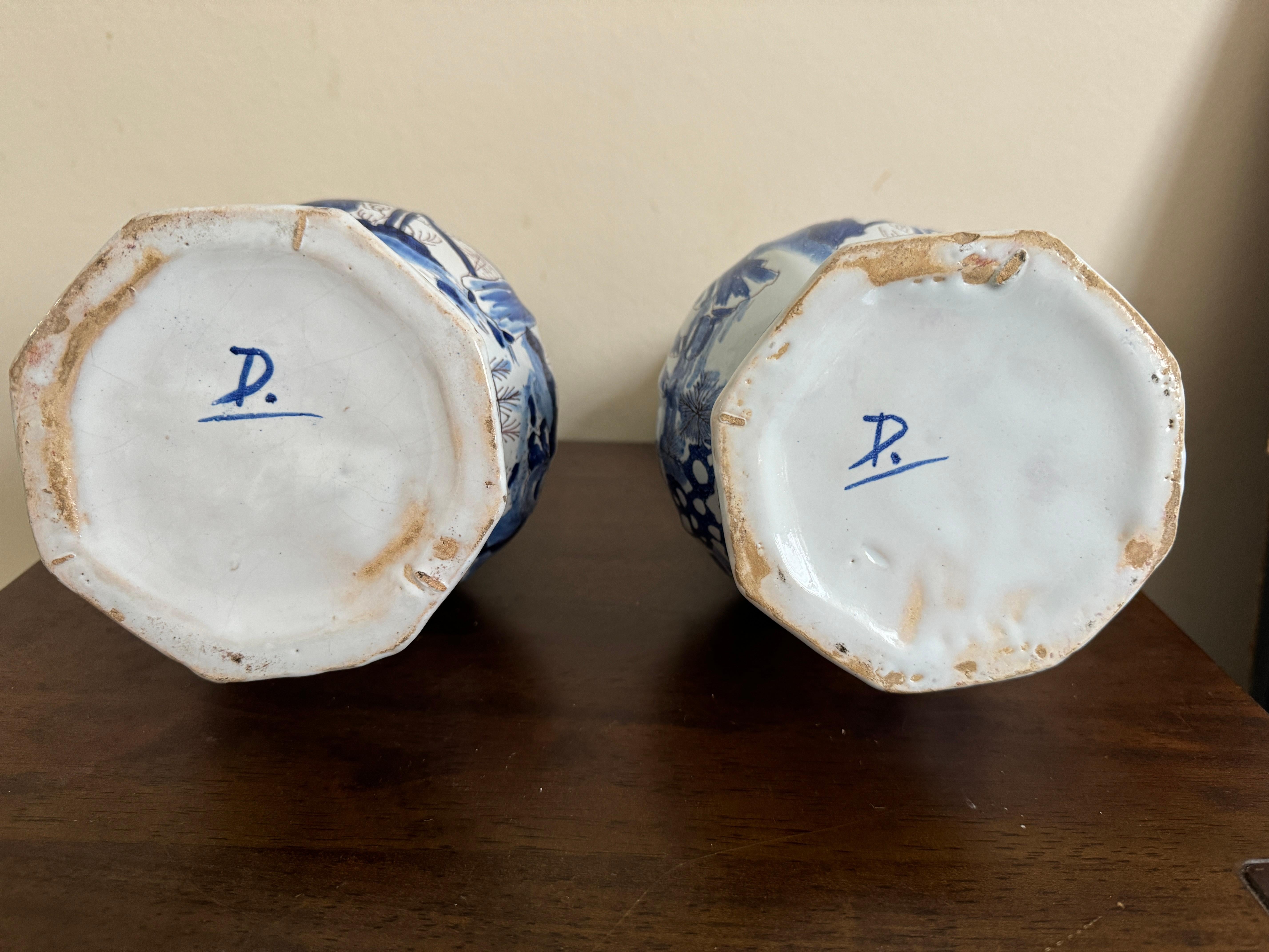 Paire de vases de Delft du début du 18e siècle en vente 1