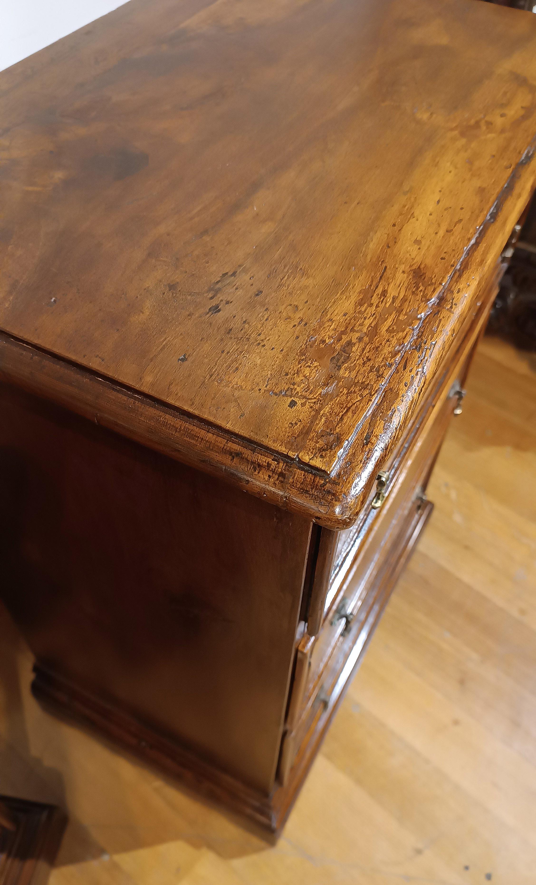 EARLY 18th CENTURY PAIR OF SMALL LOUIS XIV WALNUT DRAWERS For Sale 4