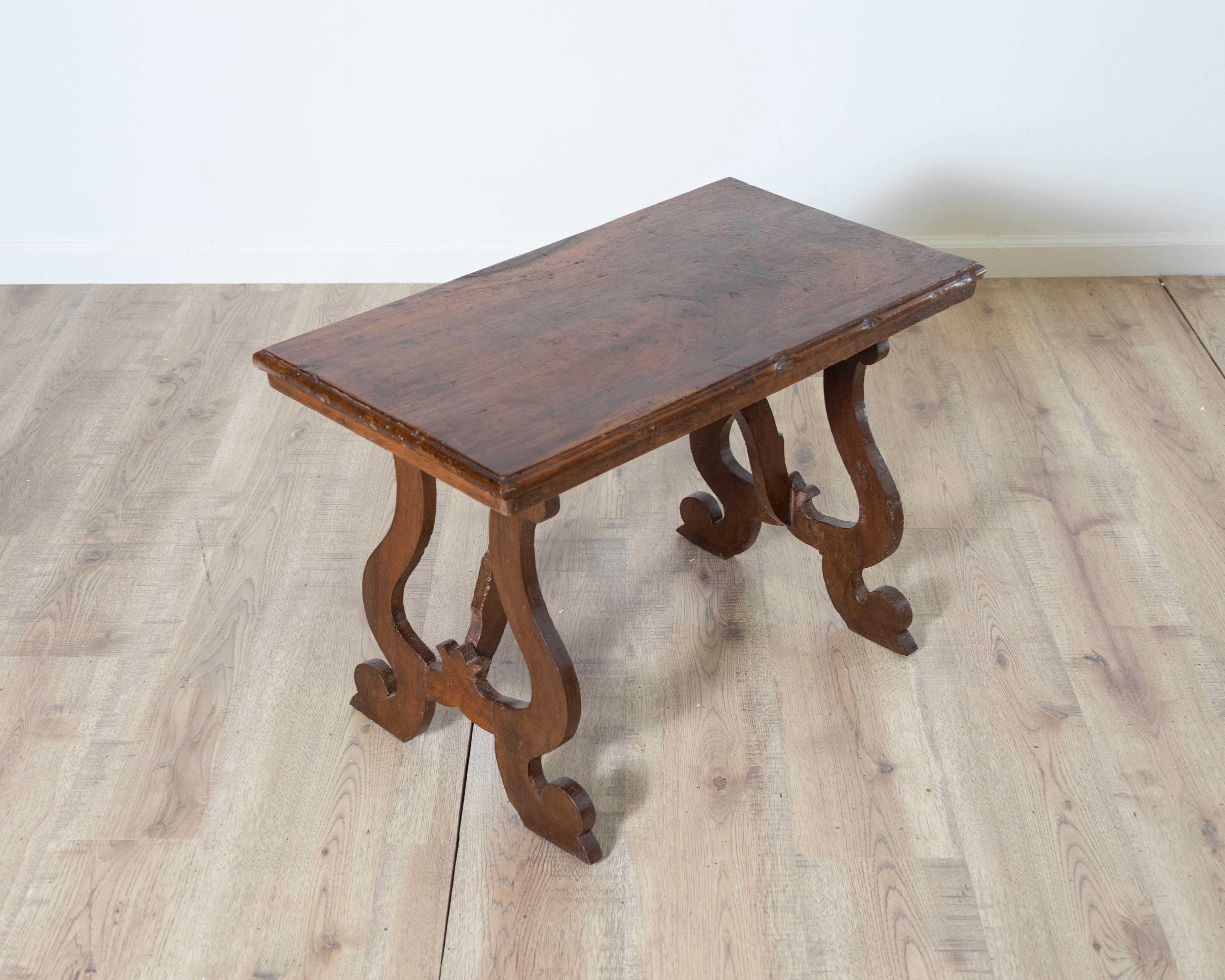 italien Petite table toscane en noyer massif du début du 18e siècle en vente