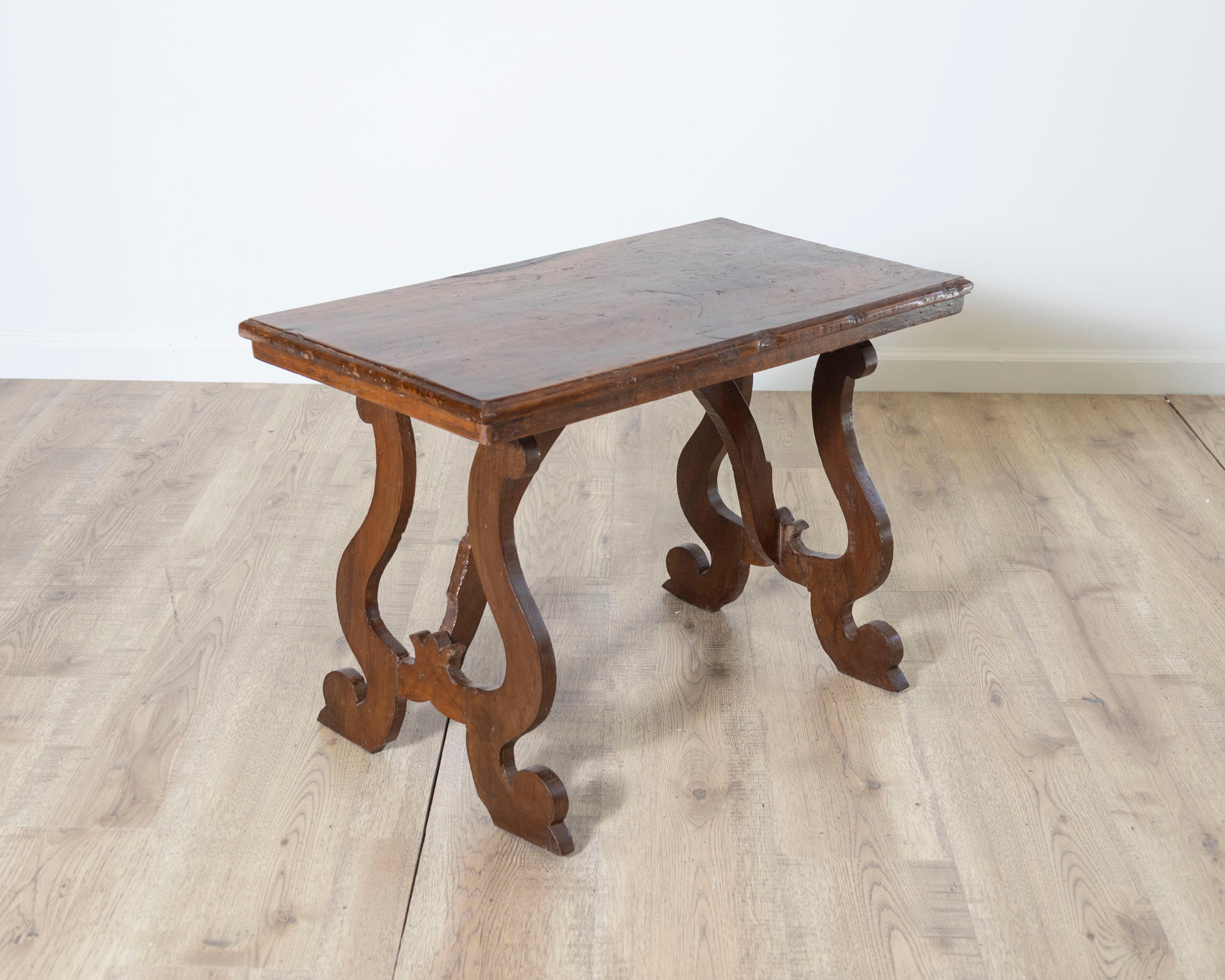 Petite table toscane en noyer massif du début du 18e siècle Bon état - En vente à Atlanta, GA