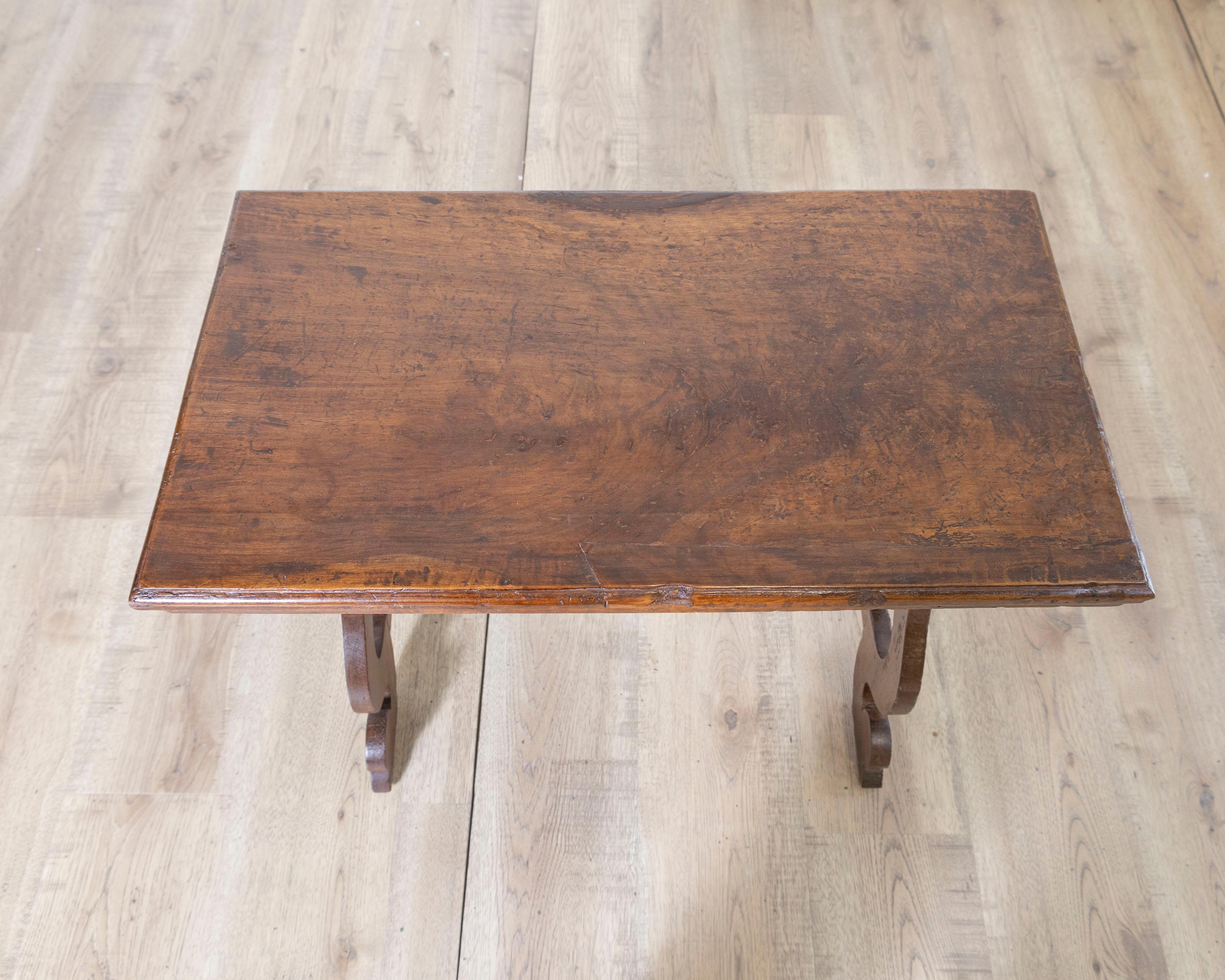 XVIIIe siècle et antérieur Petite table toscane en noyer massif du début du 18e siècle en vente
