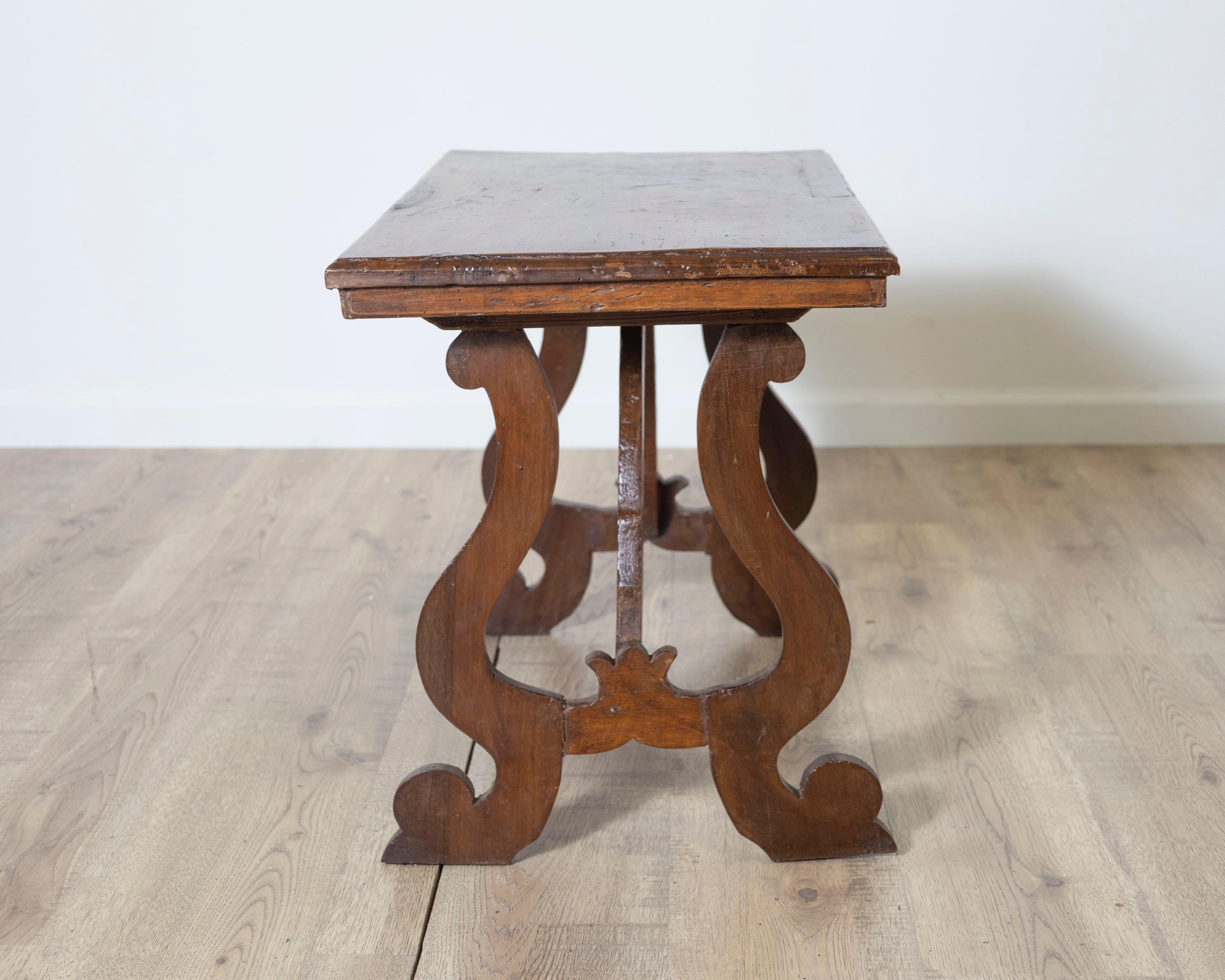 Noyer Petite table toscane en noyer massif du début du 18e siècle en vente