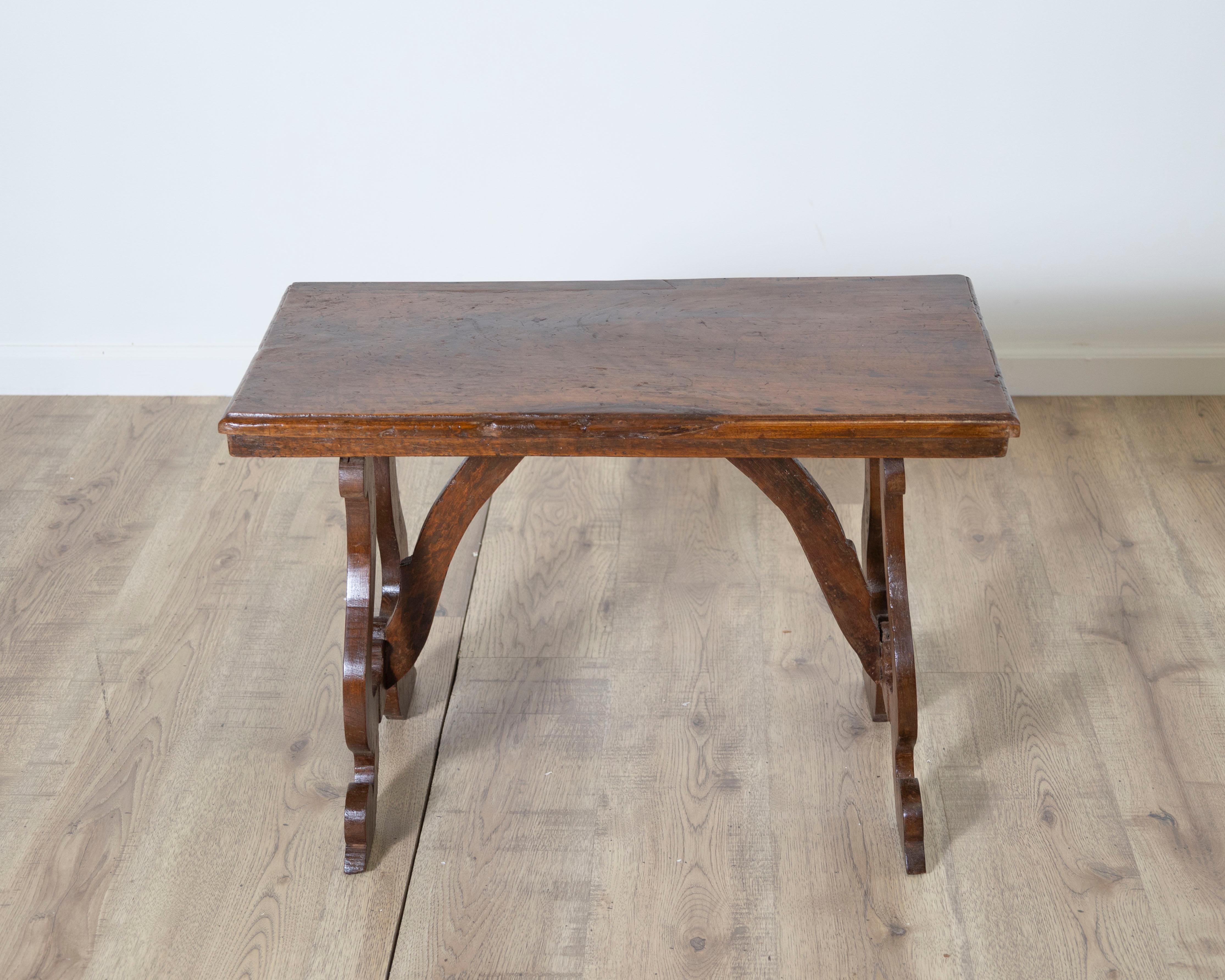 Petite table toscane en noyer massif du début du 18e siècle en vente 1