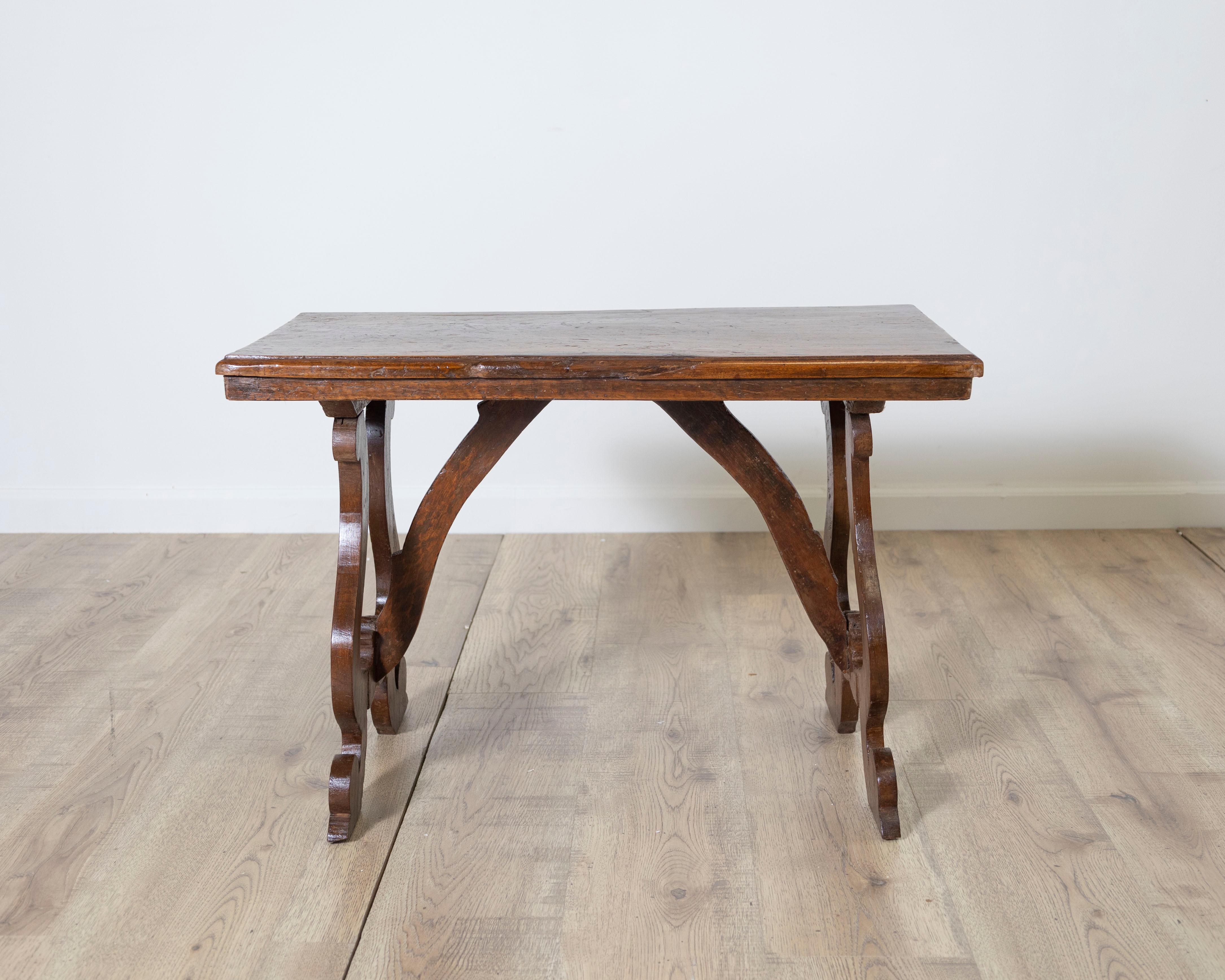 Petite table toscane en noyer massif du début du 18e siècle en vente 2