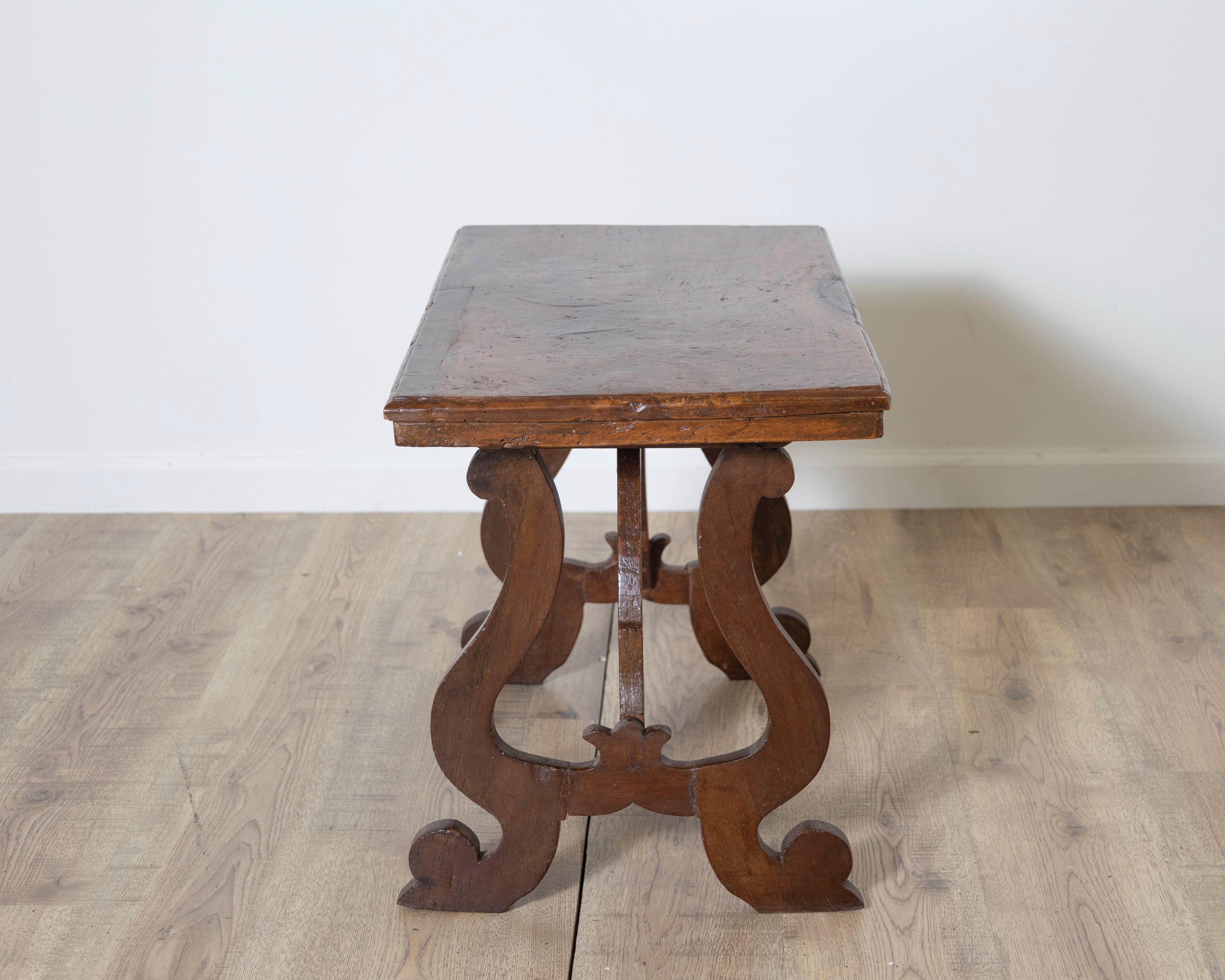 Petite table toscane en noyer massif du début du 18e siècle en vente 3
