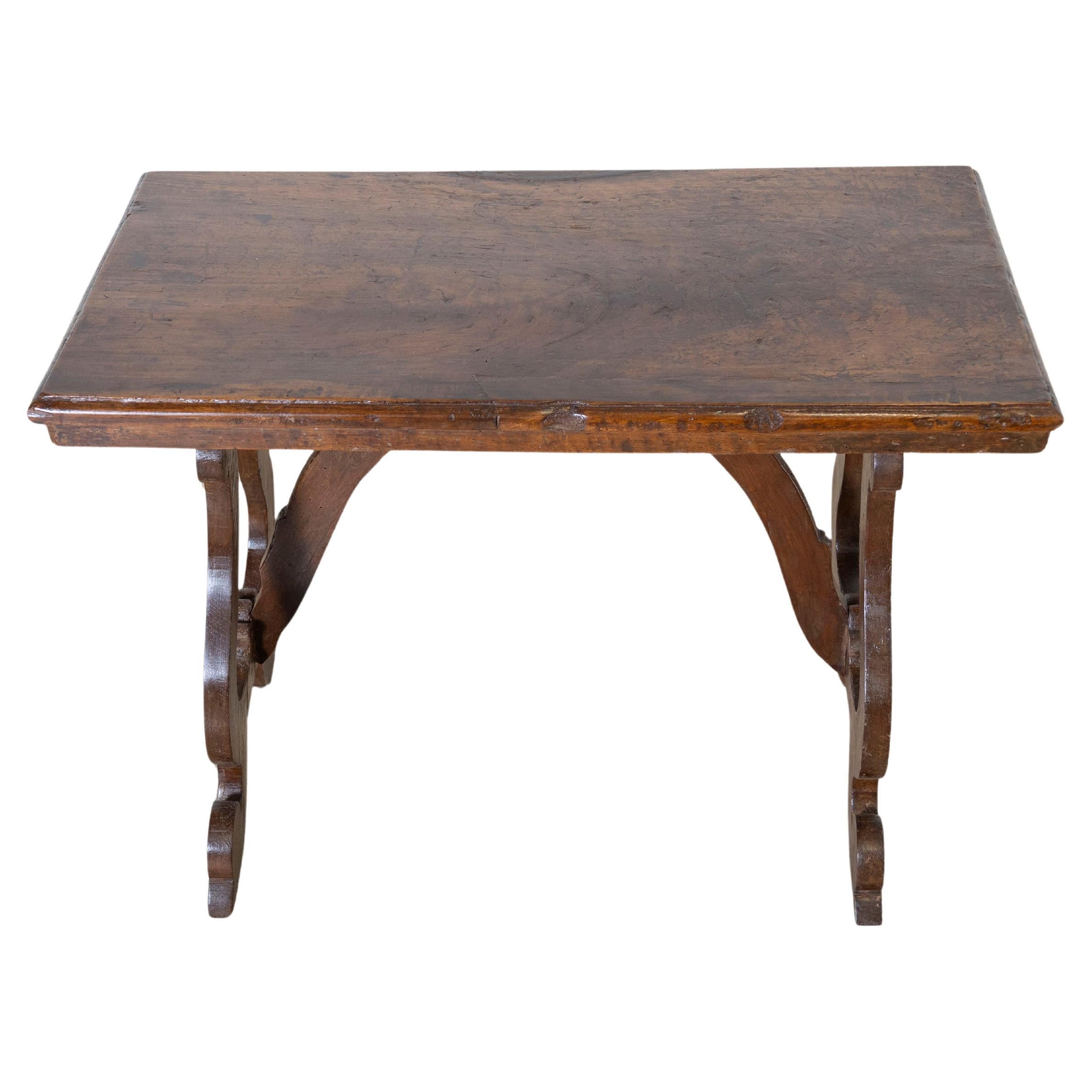 Petite table toscane en noyer massif du début du 18e siècle en vente