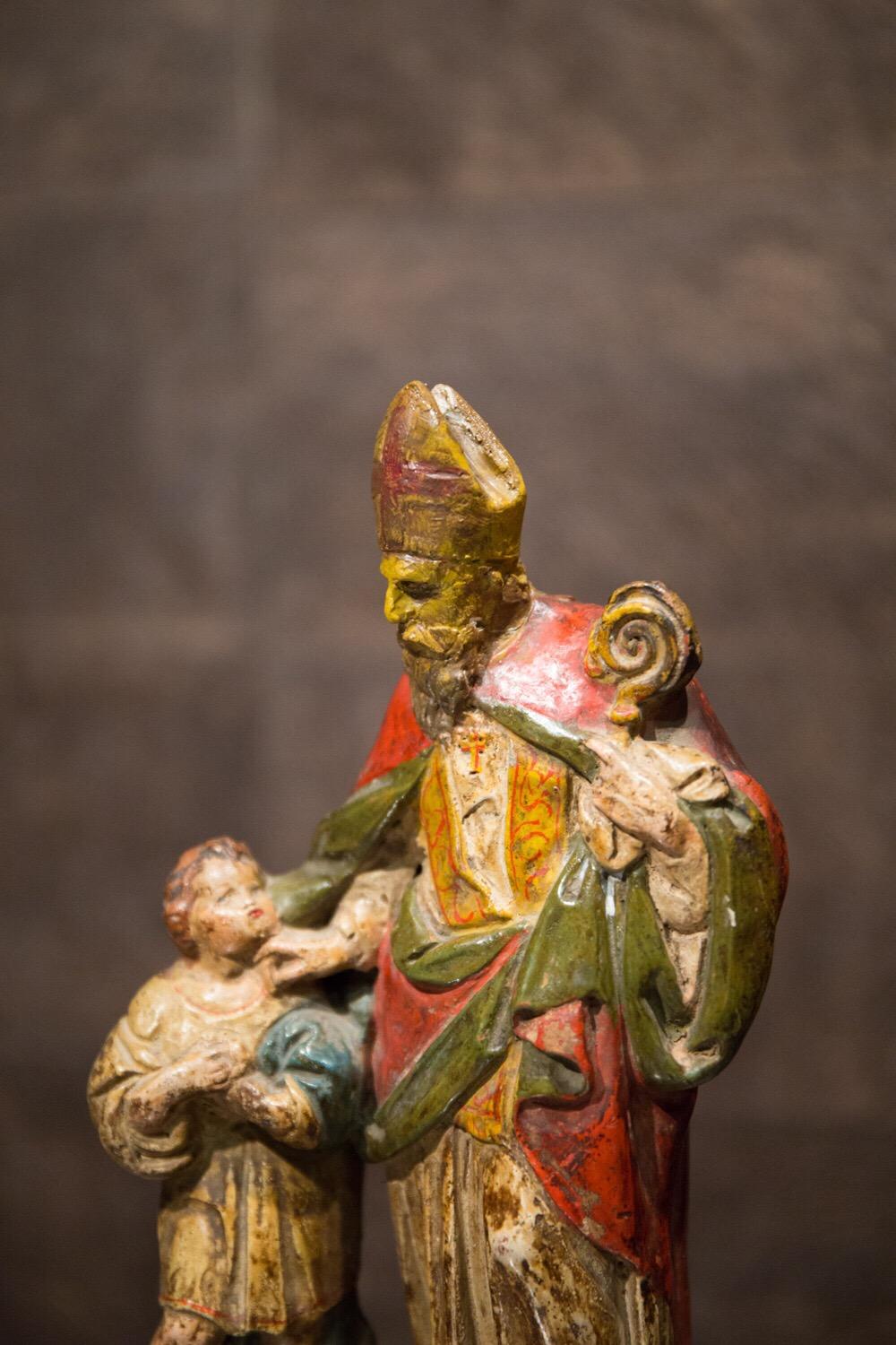 Beautiful polychrome terracotta sculpture from the early 18th century.
Its style and excellent quality suggest it was made in central Italy.
The statue's iconography, depicting a figure wearing the bishop's headdress and tiara and accompanied by a