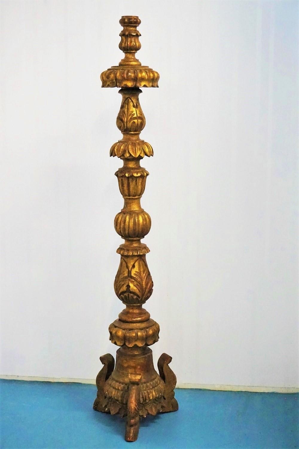 Hohe portugiesische Kirchenfackel aus vergoldeter Eiche aus dem frühen 18. Jahrhundert mit tiefen Blattschnitzereien auf einem Dreibeinfuß.
Diese Fackel kann leicht in eine Stehleuchte umgewandelt werden.
Maße: Höhe 54