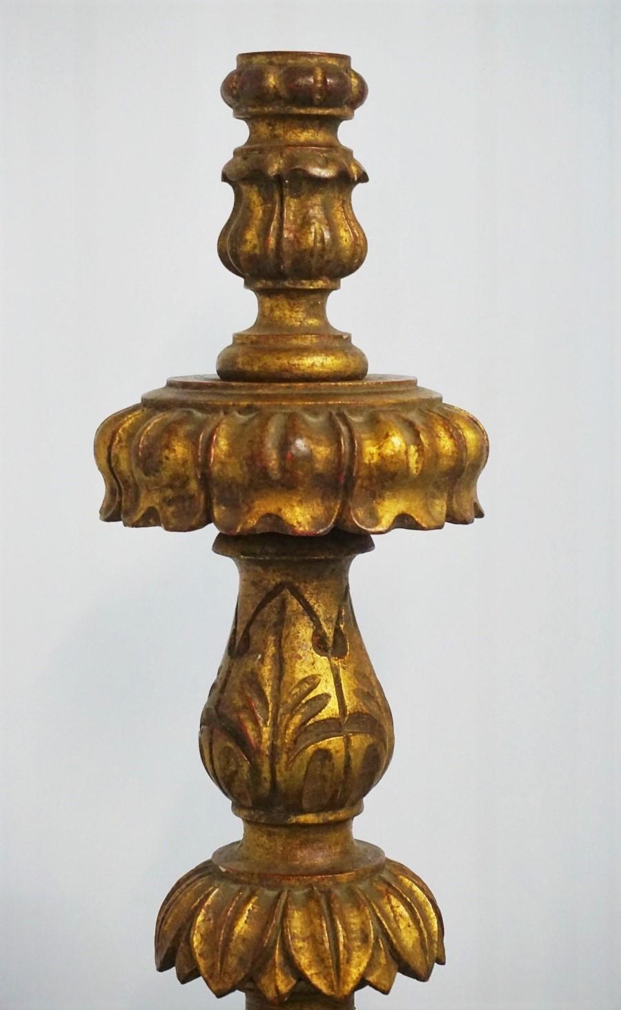 Portugiesische geschnitzte vergoldete Kirchentorchree aus dem frühen 18. Jahrhundert, Kerzenhalter (Handgeschnitzt) im Angebot