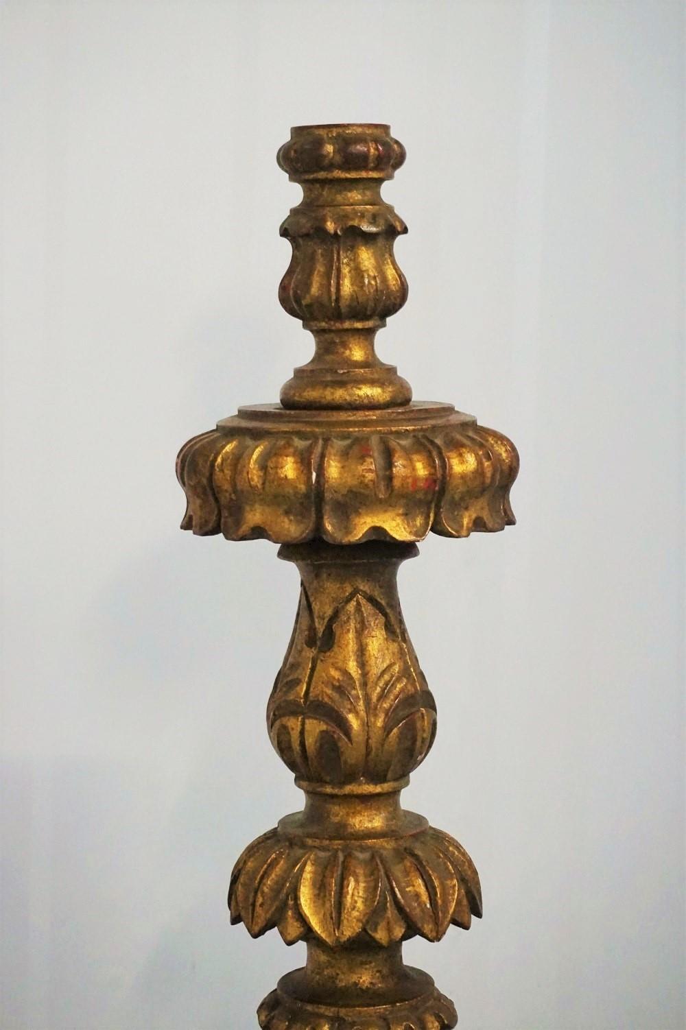 Sculpté à la main Torchre d'église portugaise en bois doré sculpté du début du XVIIIe siècle, chandelier en vente