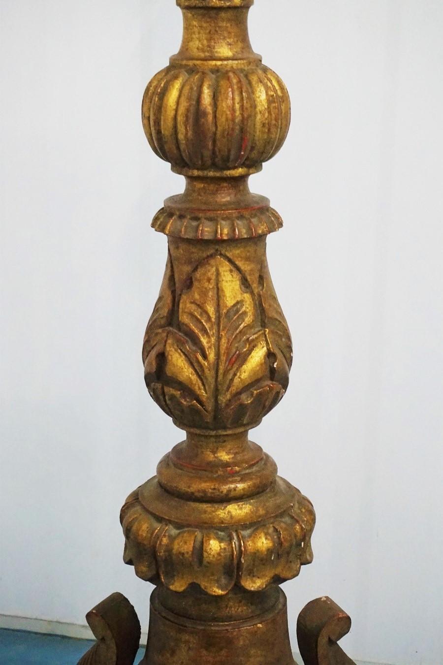 Bois doré Torchre d'église portugaise en bois doré sculpté du début du XVIIIe siècle, chandelier en vente