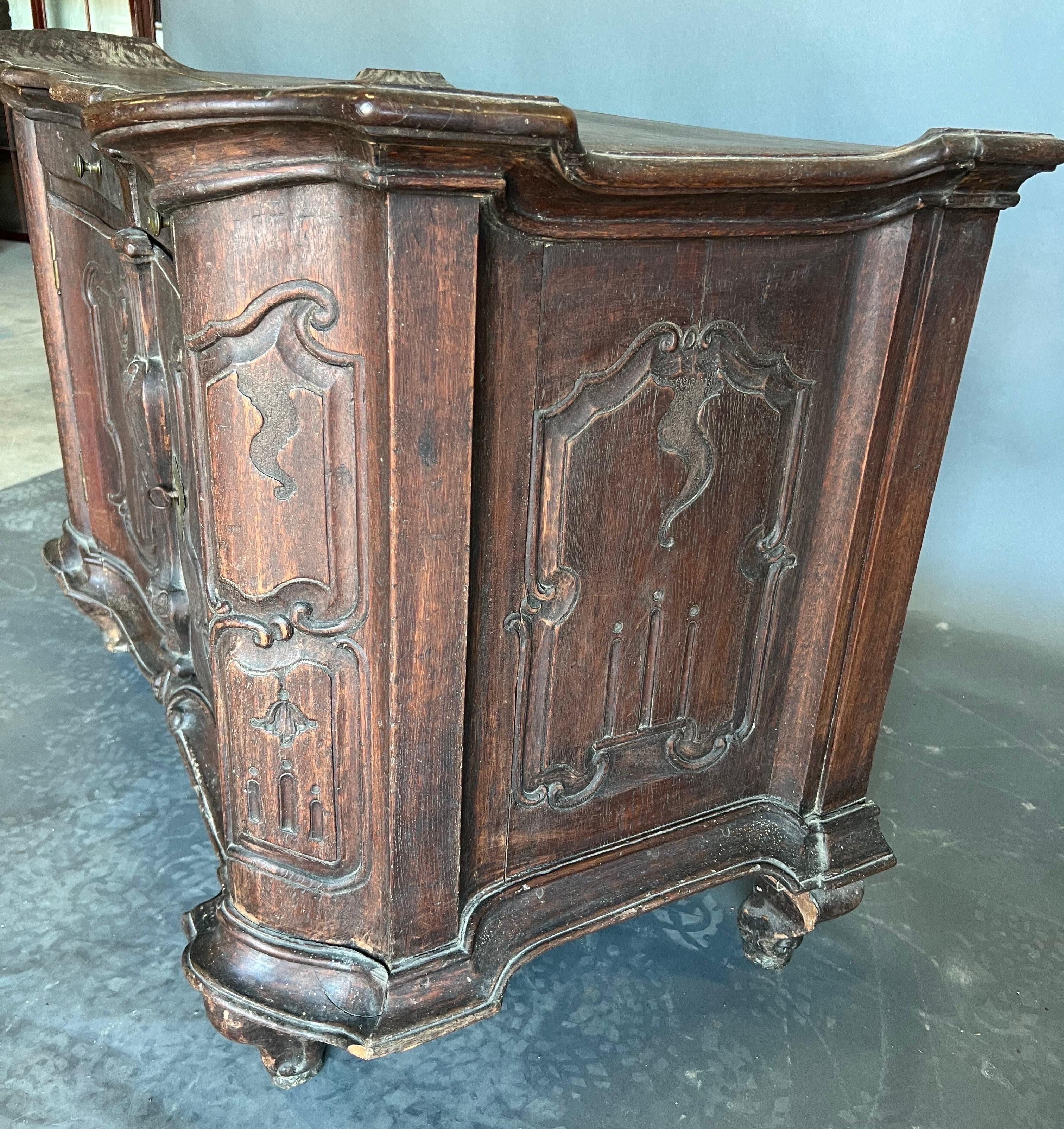 Early 18th Century Portuguese Rococo Cabinet with Shaped Top For Sale 5