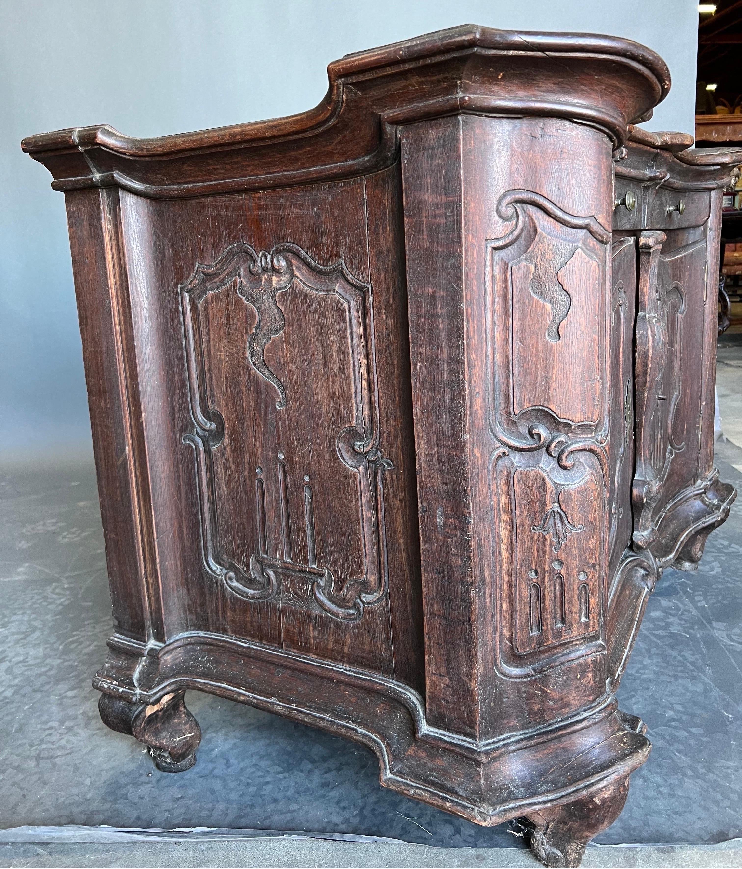 Early 18th Century Portuguese Rococo Cabinet with Shaped Top For Sale 6