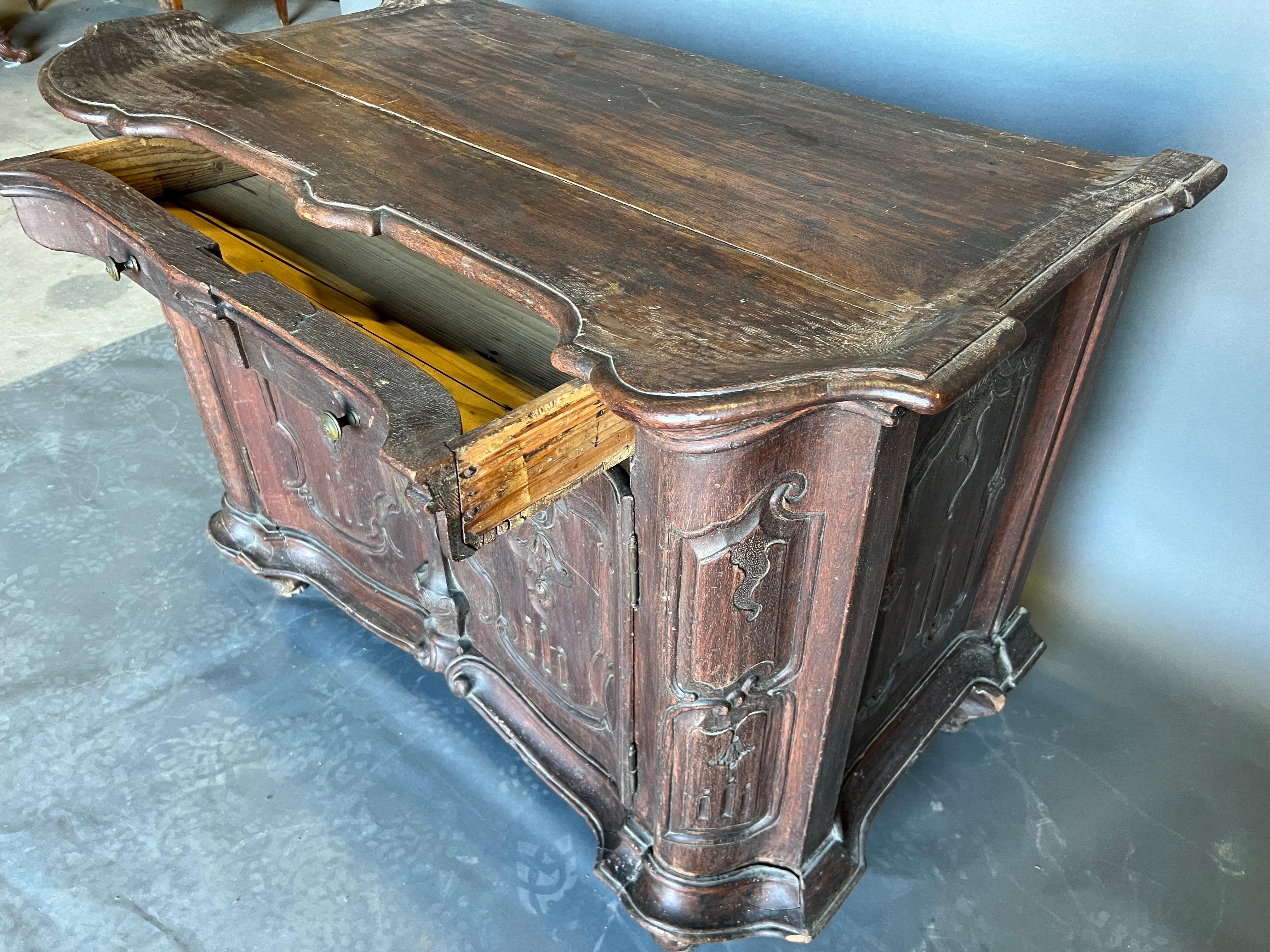 Early 18th Century Portuguese Rococo Cabinet with Shaped Top In Good Condition For Sale In Charleston, SC