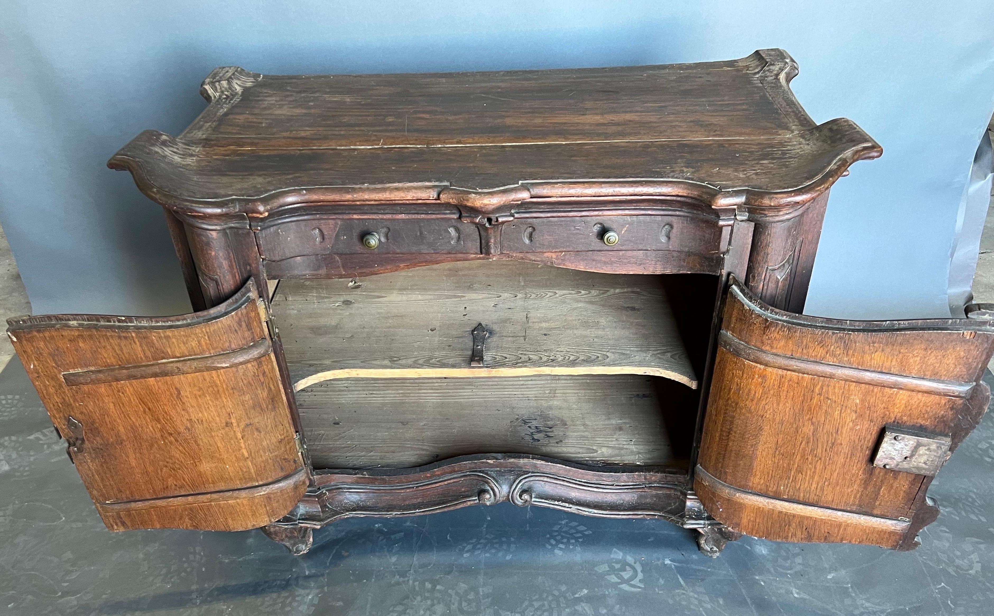 Legno massiccio Mobile rococò portoghese dell'inizio del XVIII secolo con piano sagomato in vendita
