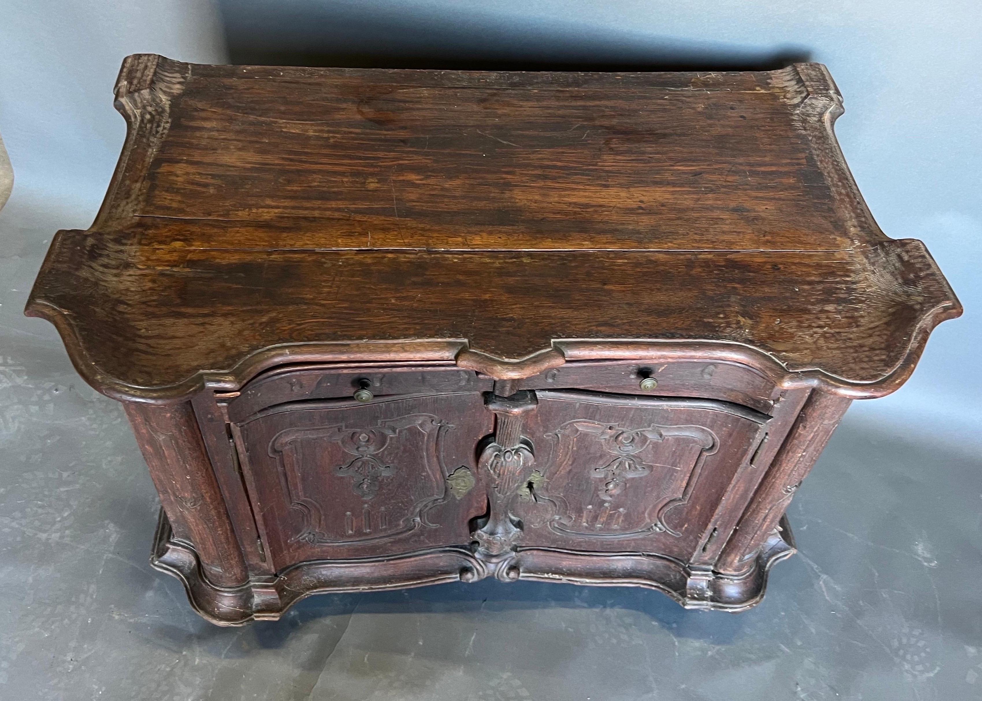 Early 18th Century Portuguese Rococo Cabinet with Shaped Top For Sale 2