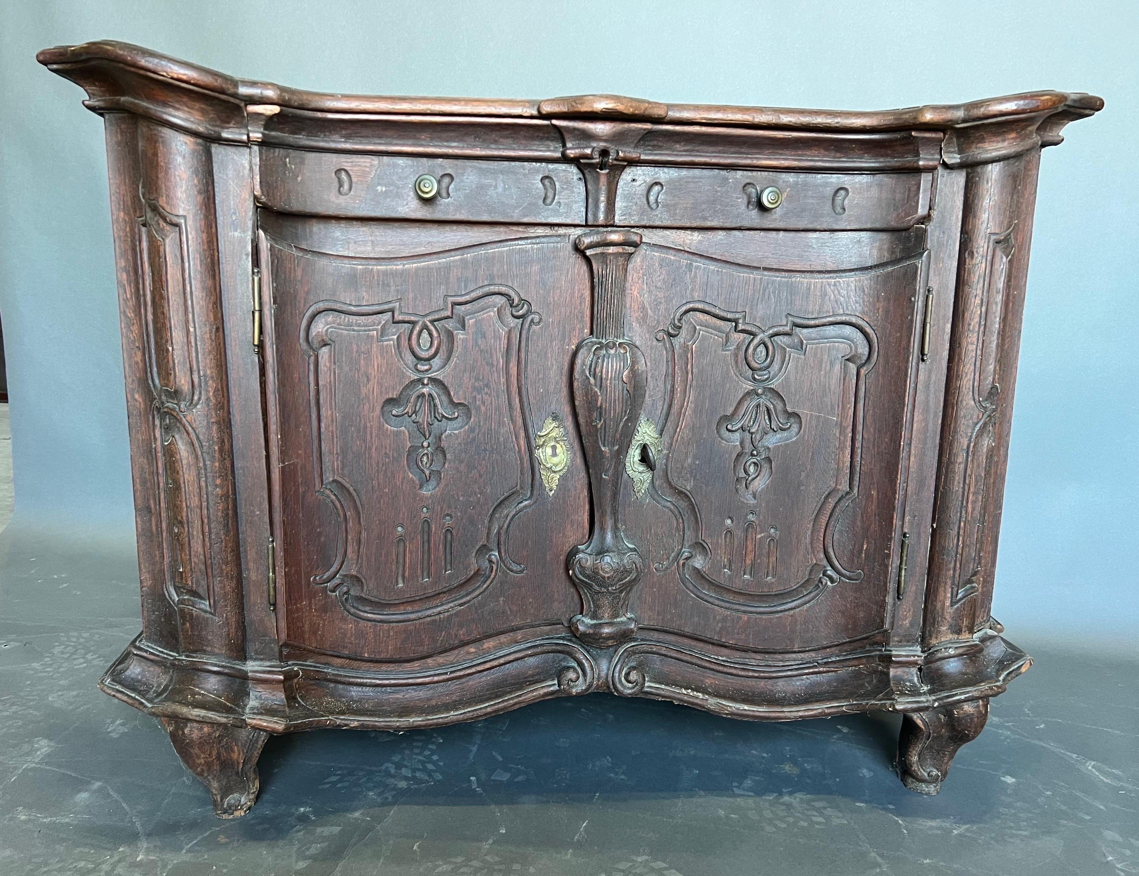 Early 18th Century Portuguese Rococo Cabinet with Shaped Top For Sale 3