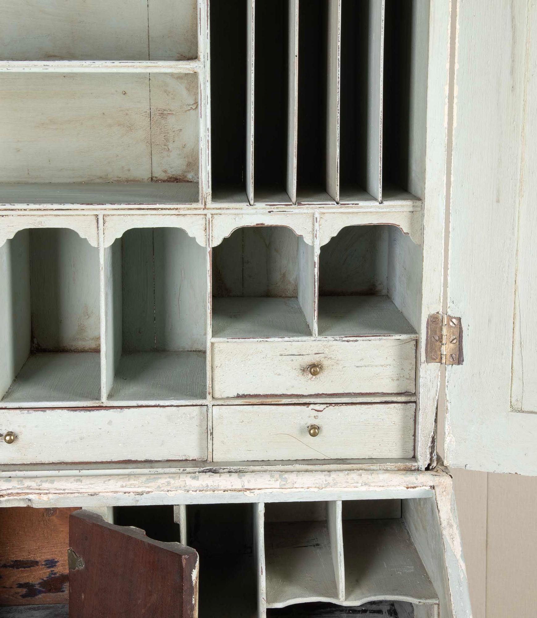 Early 18th Century Queen Anne Hand Painted Bureau Bookcase For Sale 5