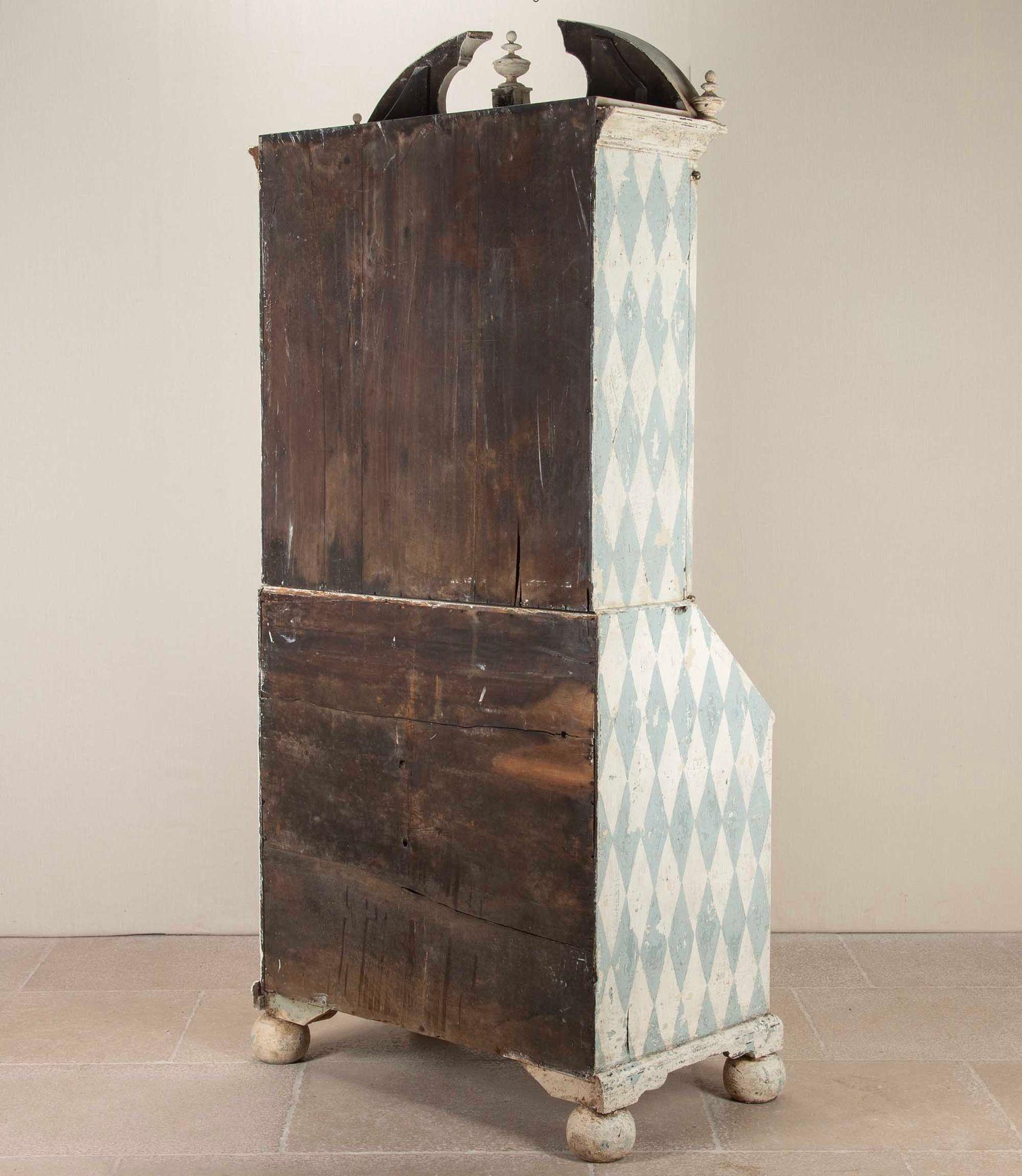 Early 18th Century Queen Anne Hand Painted Bureau Bookcase In Good Condition For Sale In Gloucestershire, GB