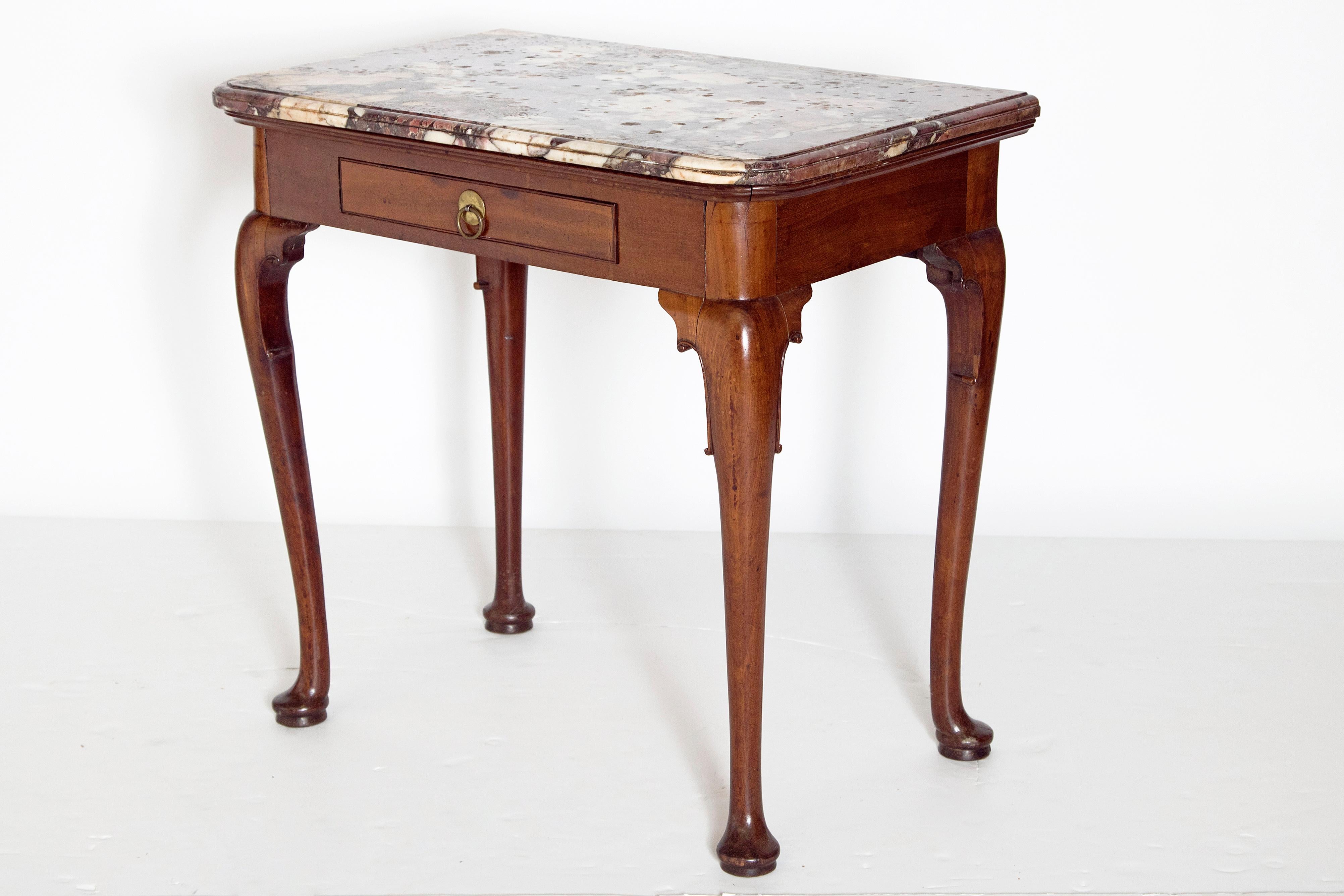Early 18th Century Queen Anne Mahogany Side Table In Good Condition In Dallas, TX