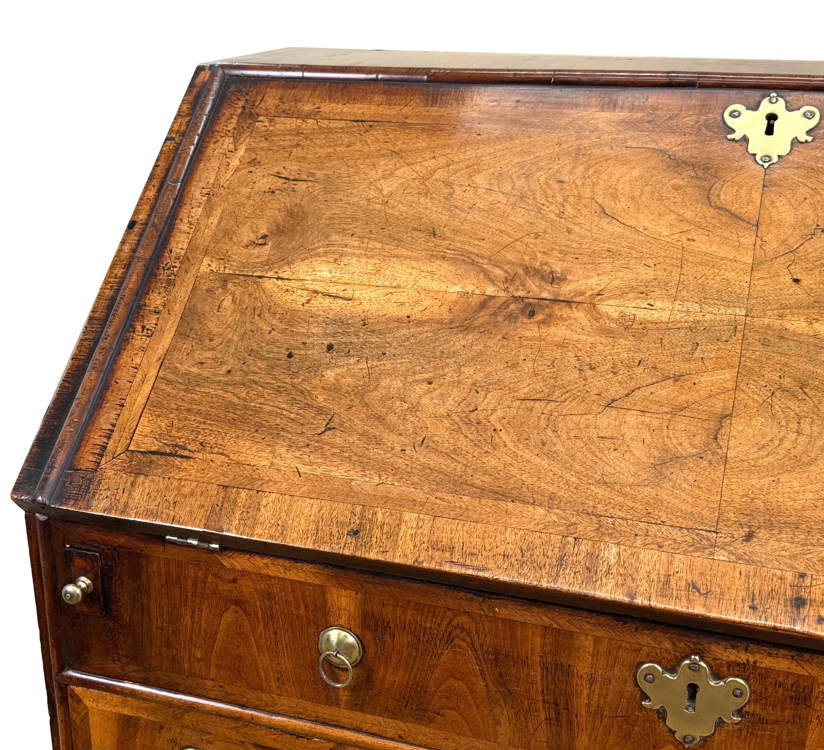 Buró de nogal de principios del siglo XVIII de la reina Ana en venta 5