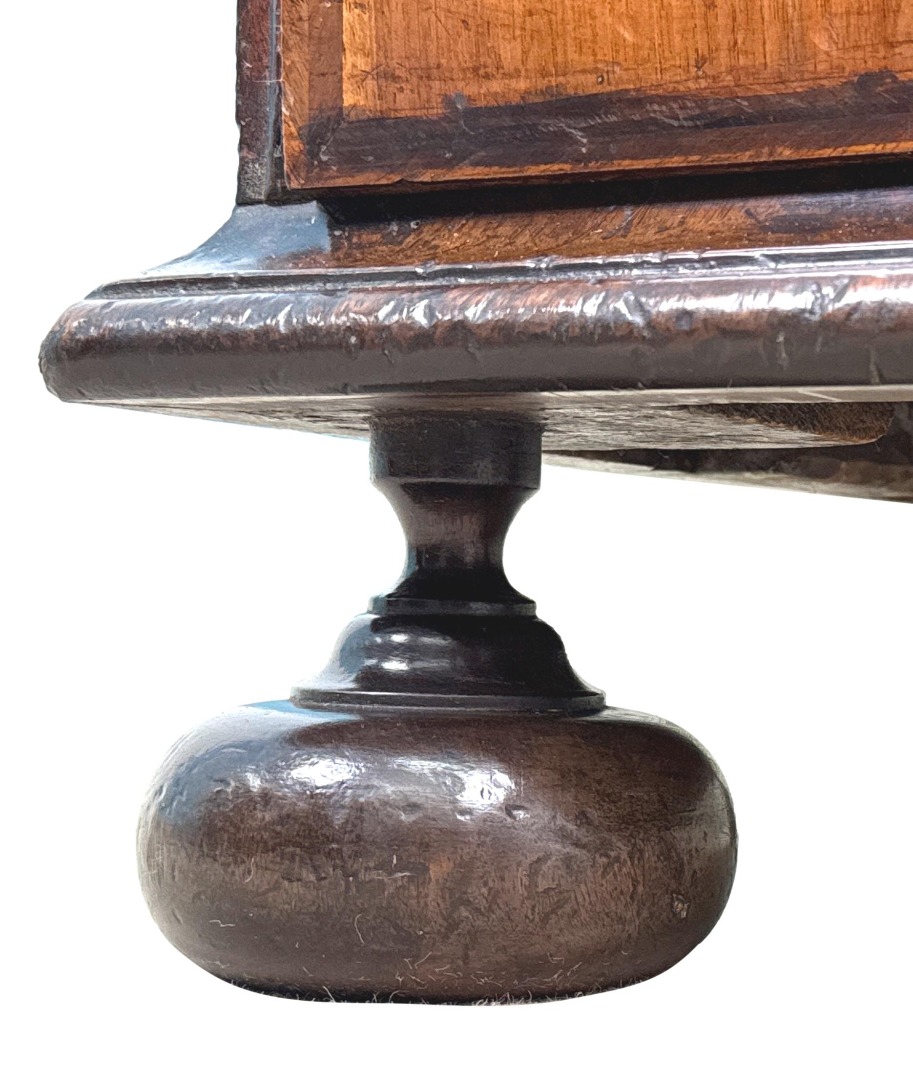 Buró de nogal de principios del siglo XVIII de la reina Ana en venta 6