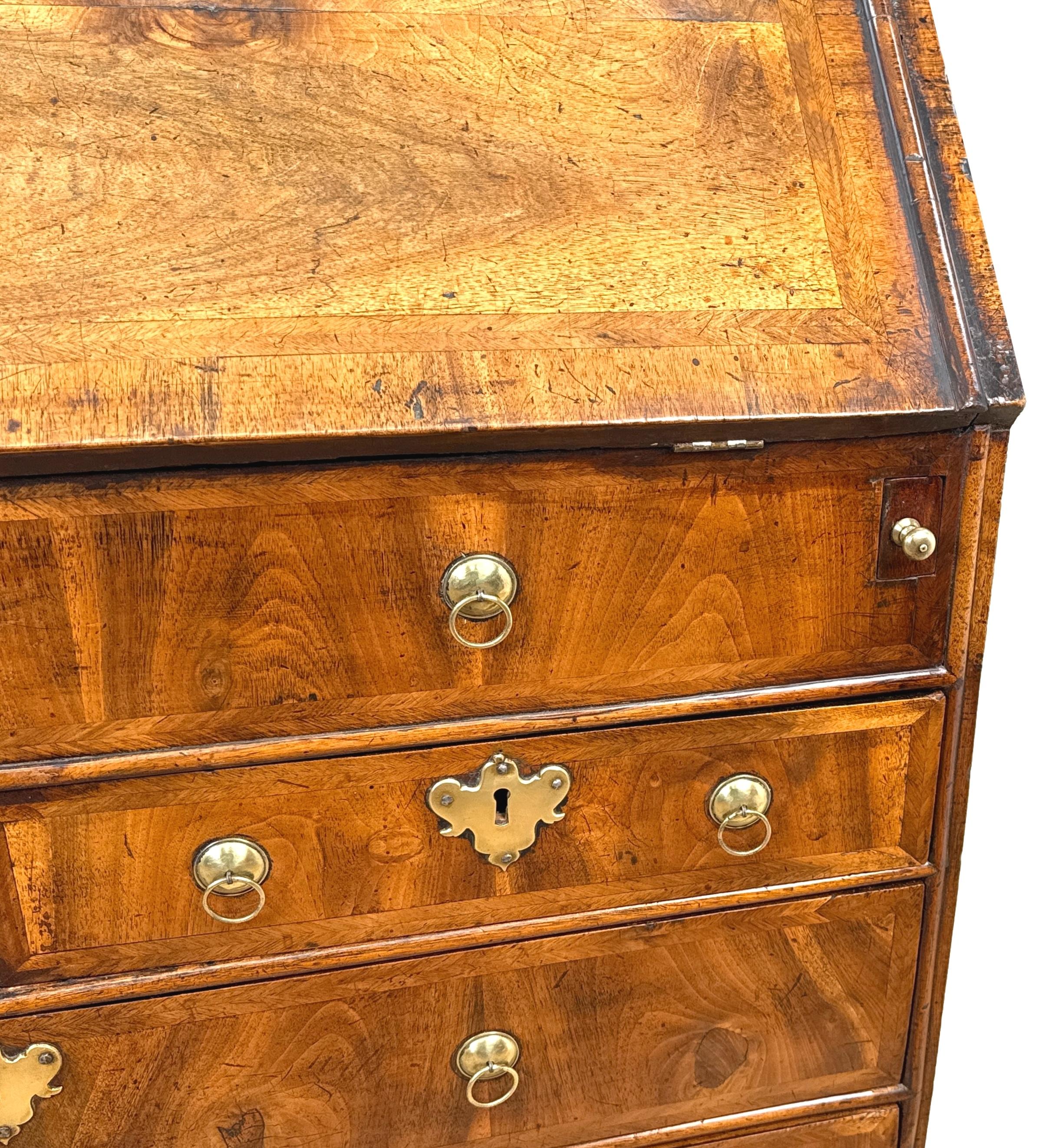 Buró de nogal de principios del siglo XVIII de la reina Ana en venta 7