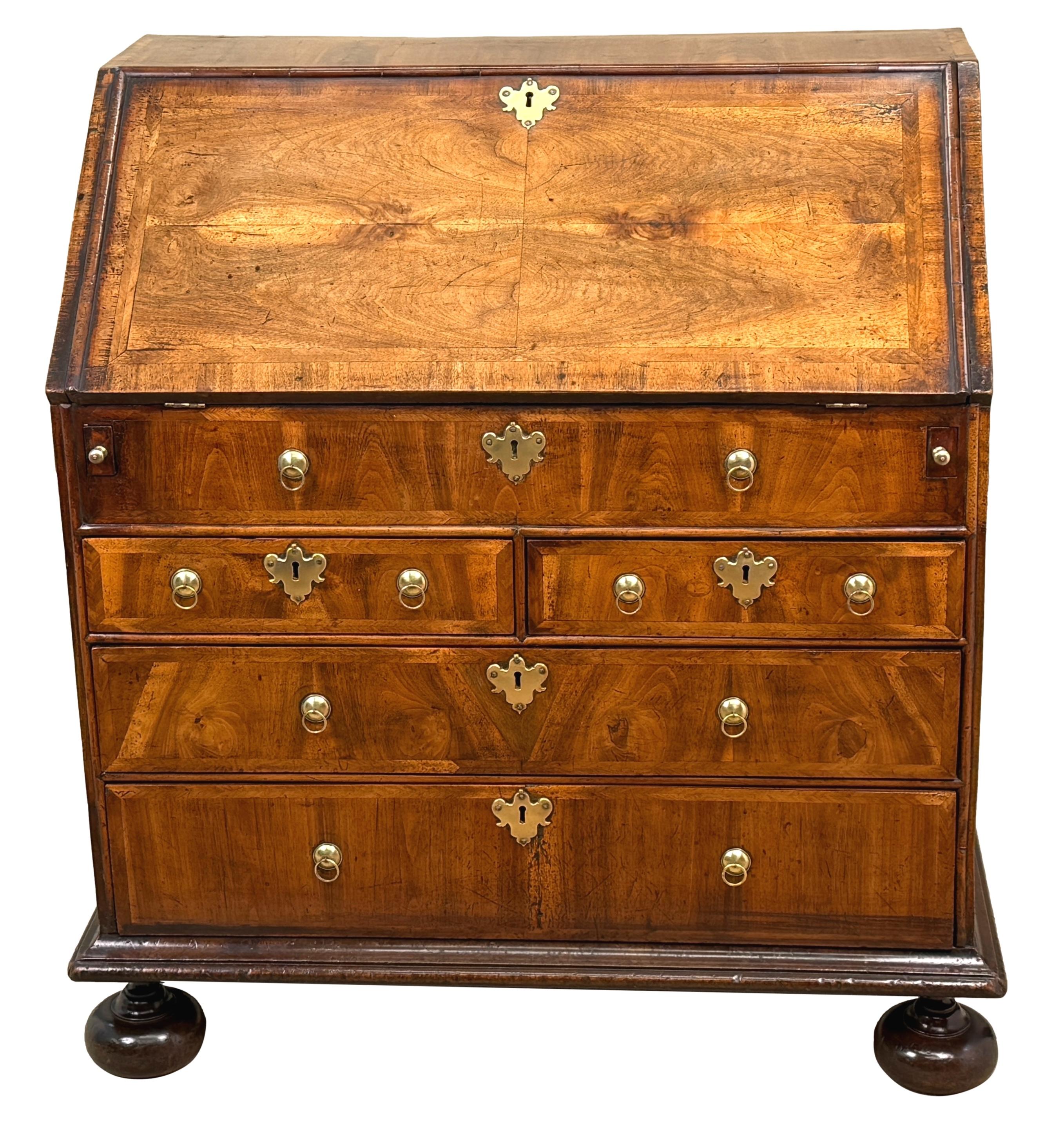 Buró de nogal de principios del siglo XVIII de la reina Ana Queen Anne en venta