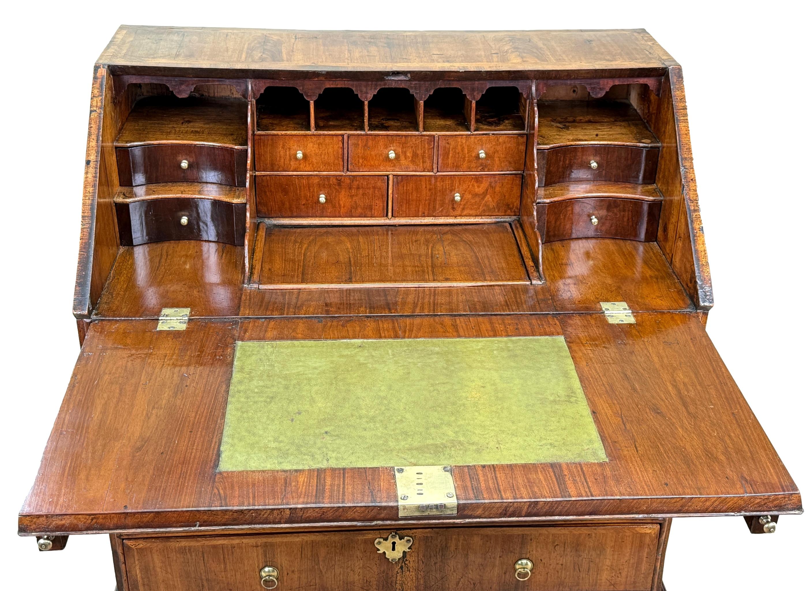 Buró de nogal de principios del siglo XVIII de la reina Ana Inglés en venta