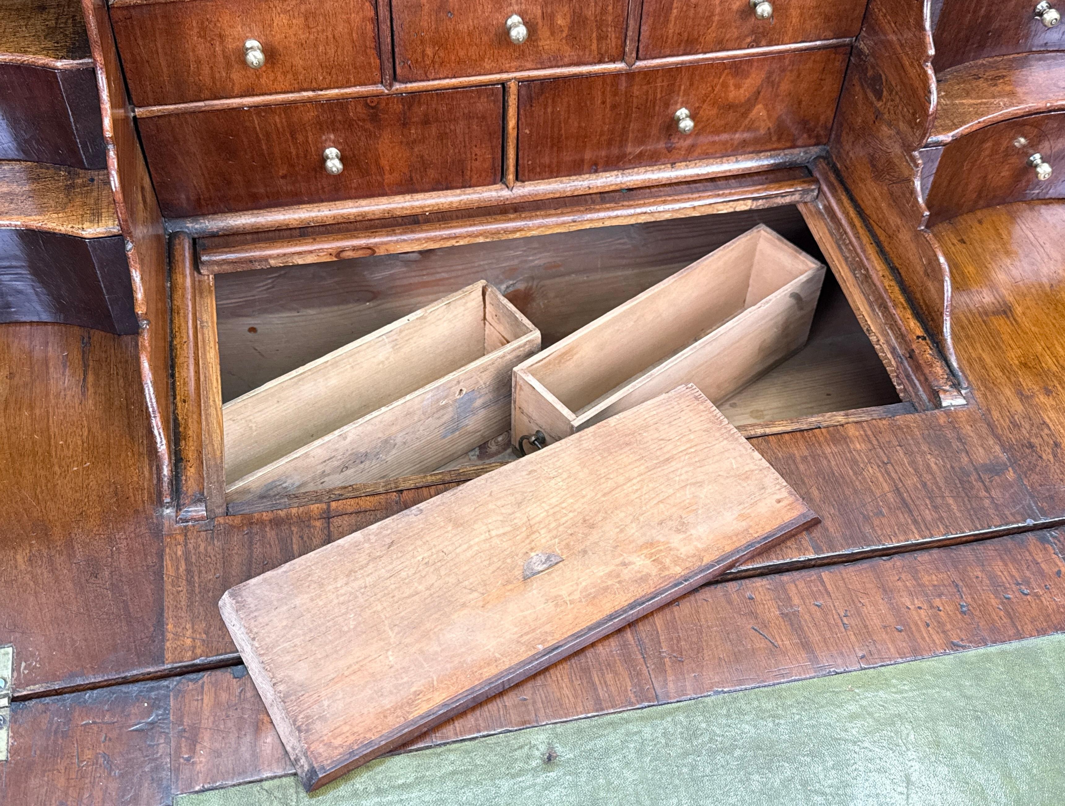 Buró de nogal de principios del siglo XVIII de la reina Ana en Bueno estado para la venta en Bedfordshire, GB