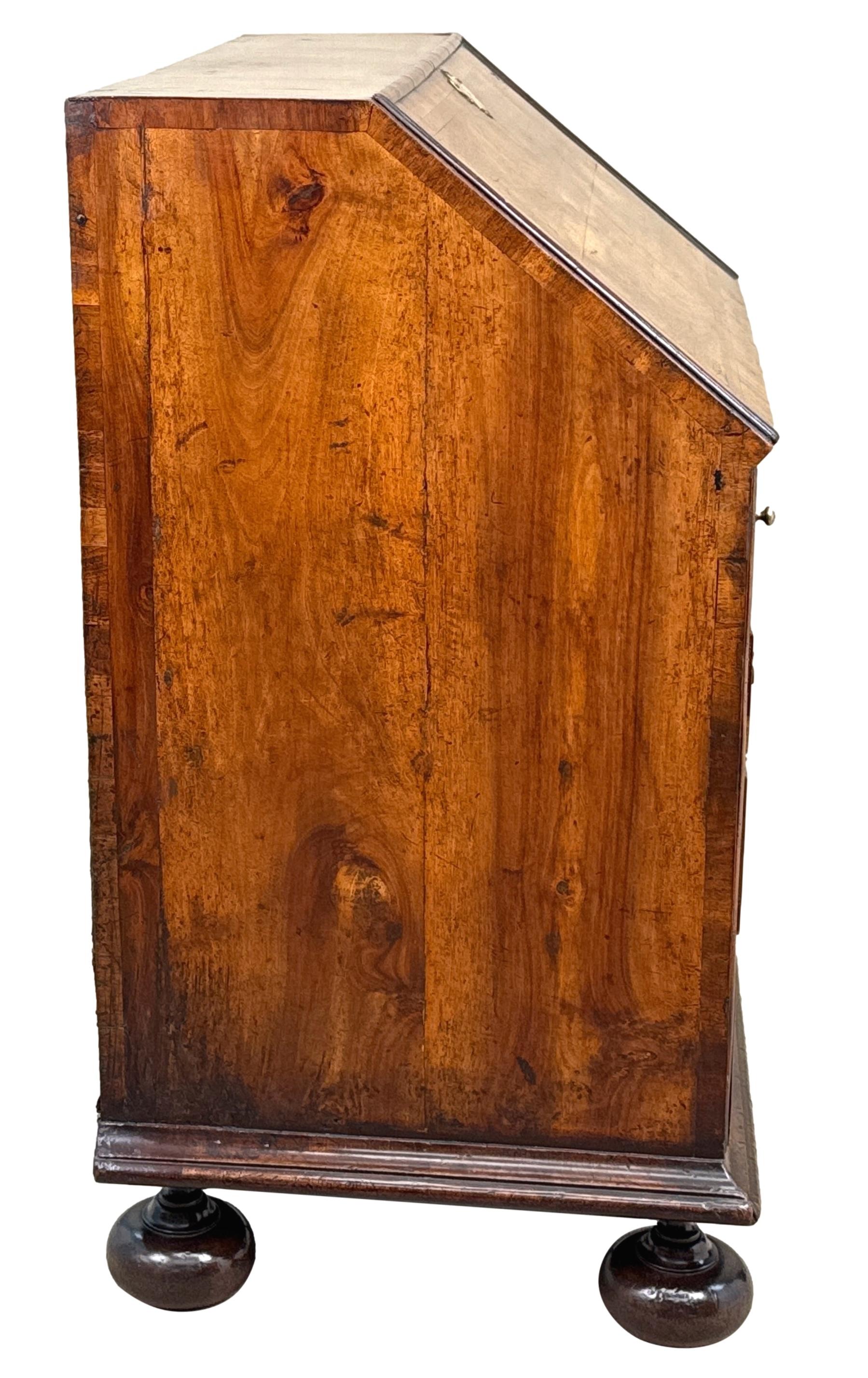 Buró de nogal de principios del siglo XVIII de la reina Ana en venta 1