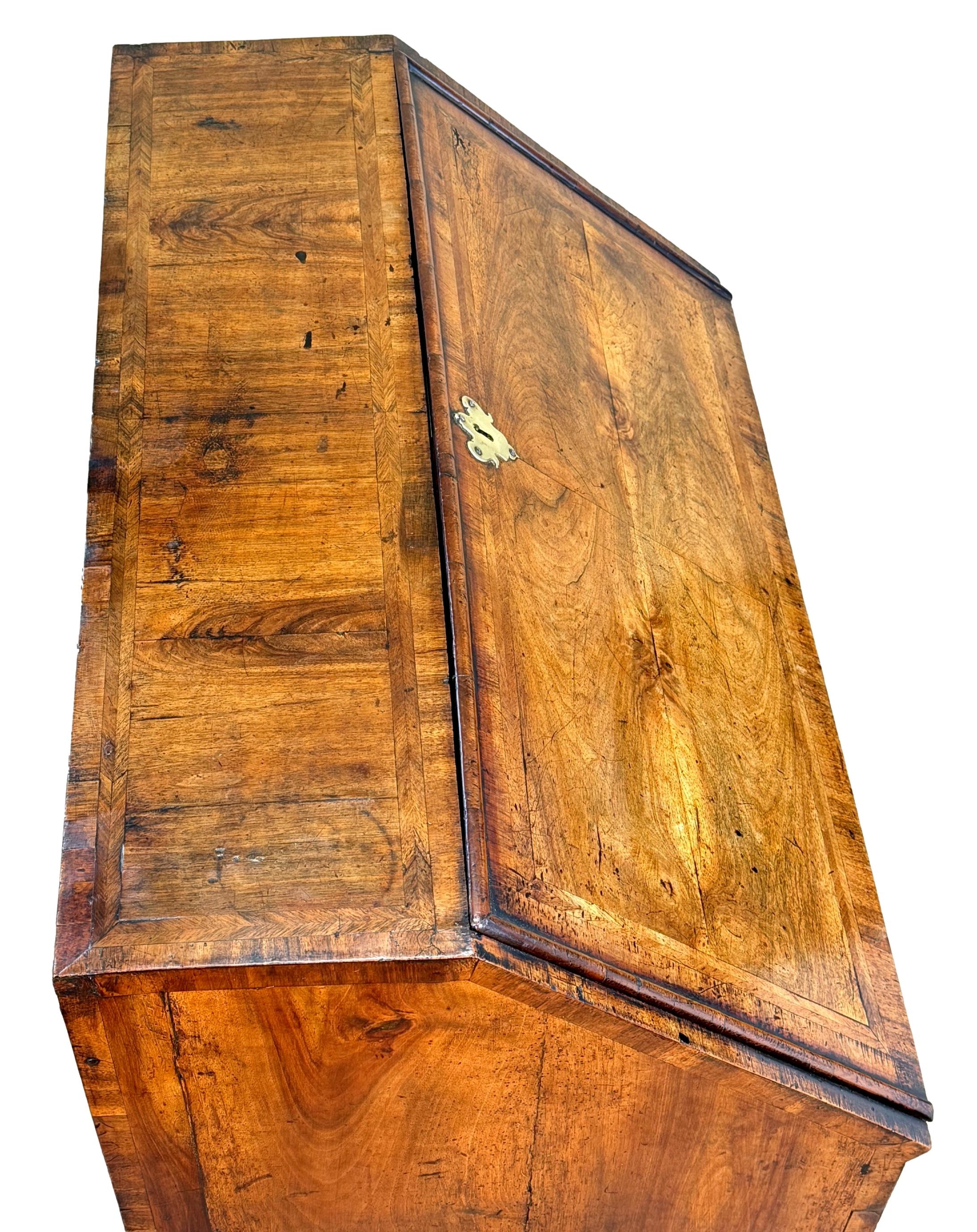 Buró de nogal de principios del siglo XVIII de la reina Ana en venta 2