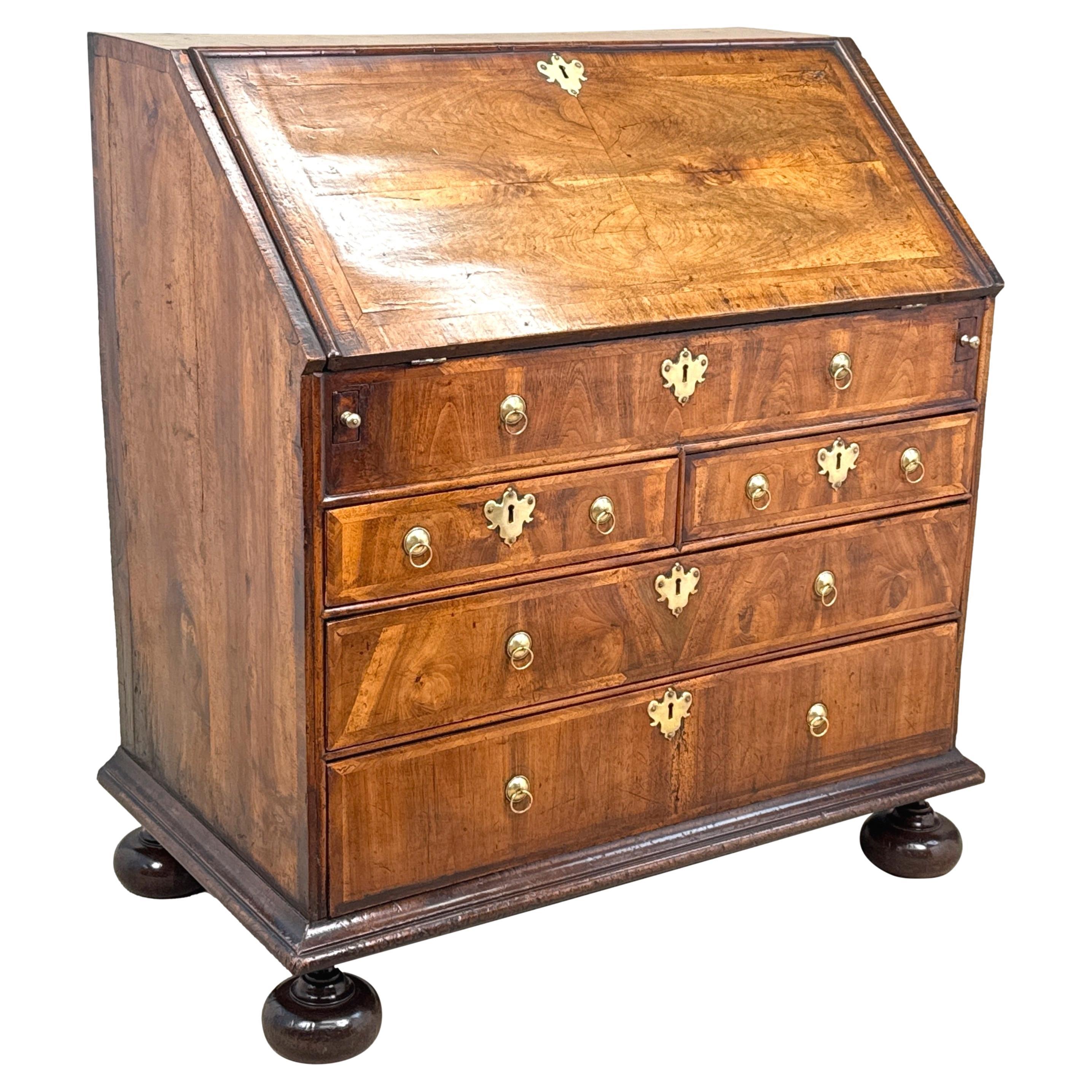 Ufficio di presidenza in legno di noce Queen Anne dell'inizio del XVIII secolo