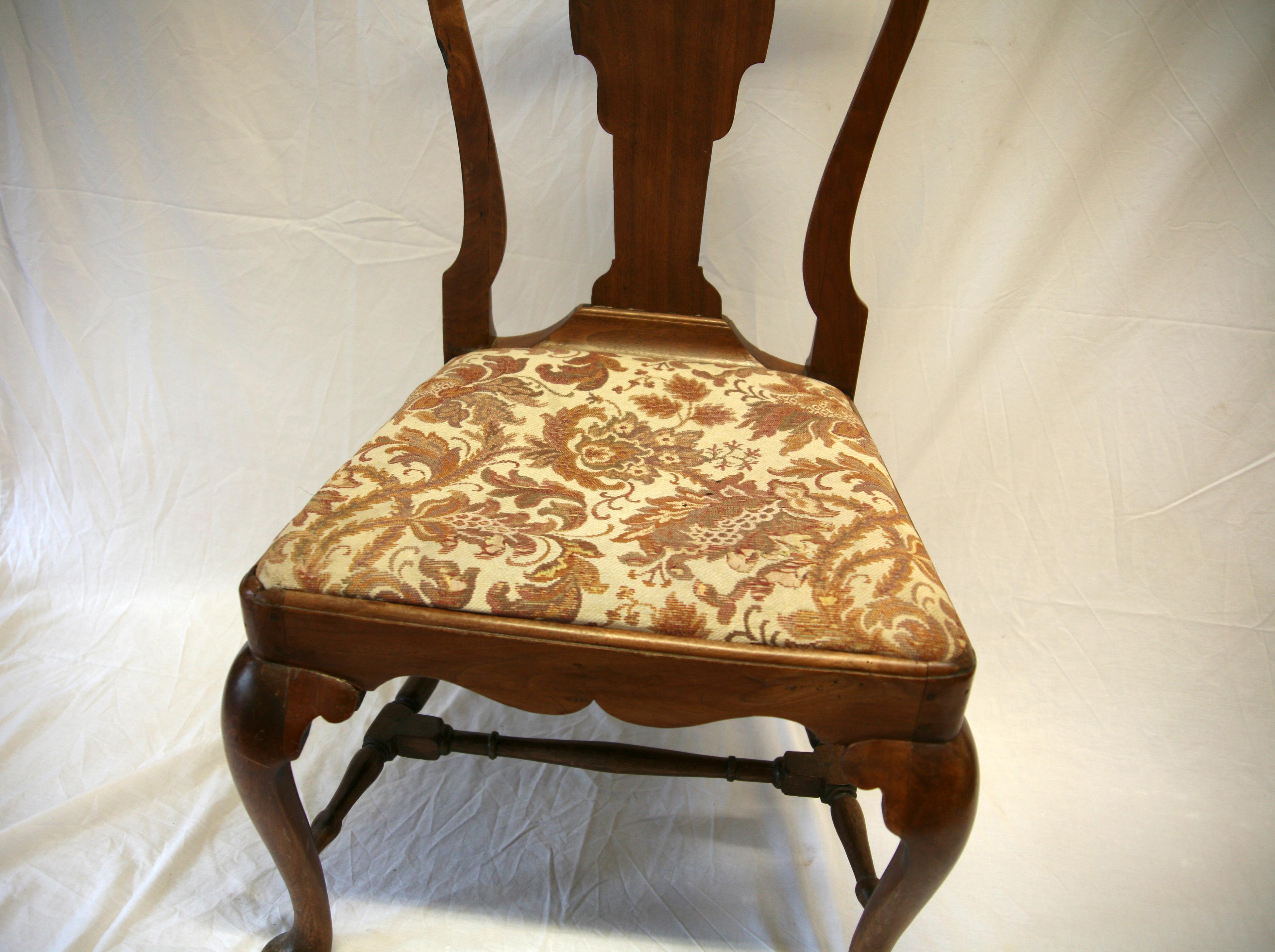 British Early 18th Century Queen Anne Walnut Chair For Sale