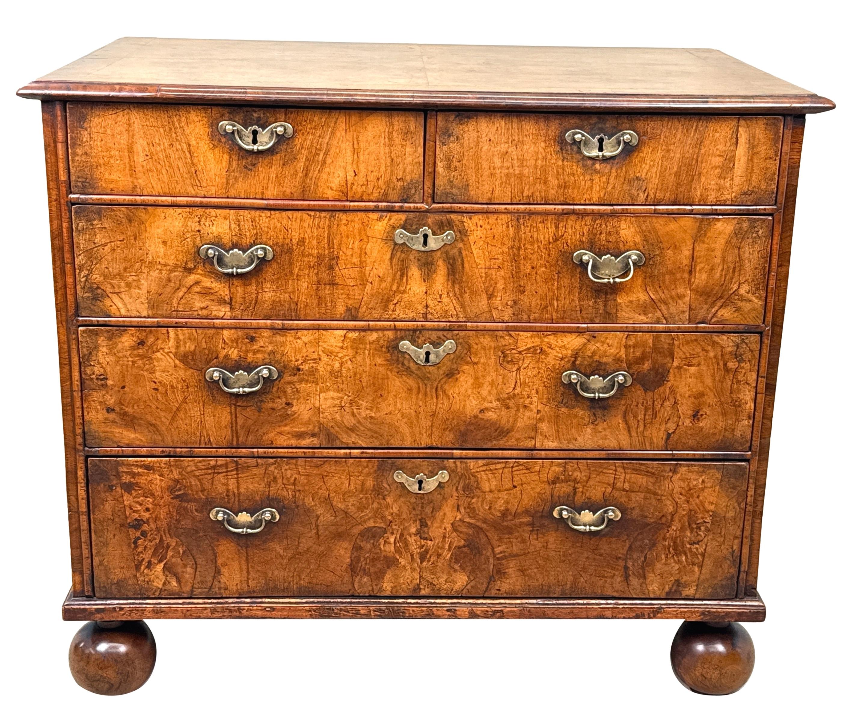 Cassapanca in legno di noce Queen Anne dell'inizio del XVIII secolo in vendita 4