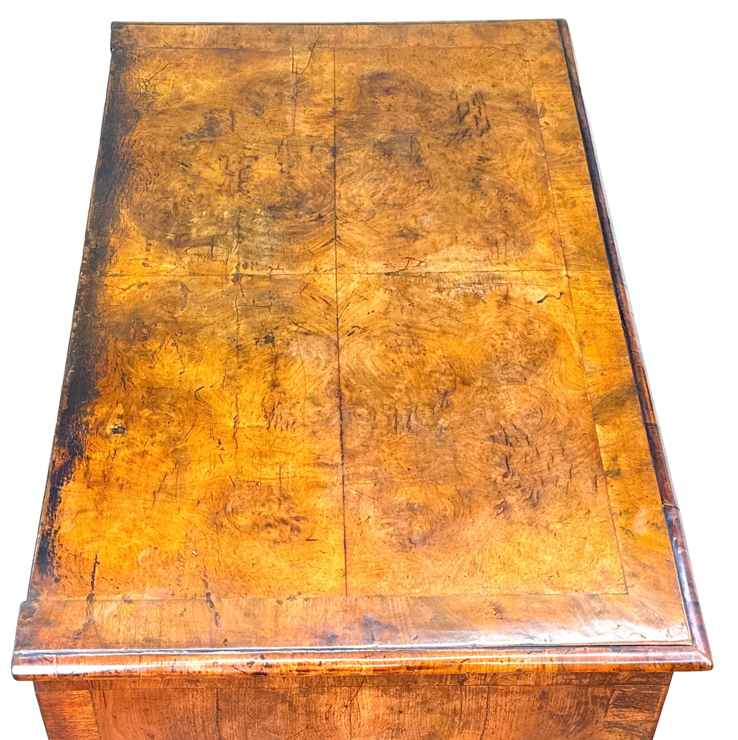 Regina Anna Cassapanca in legno di noce Queen Anne dell'inizio del XVIII secolo in vendita