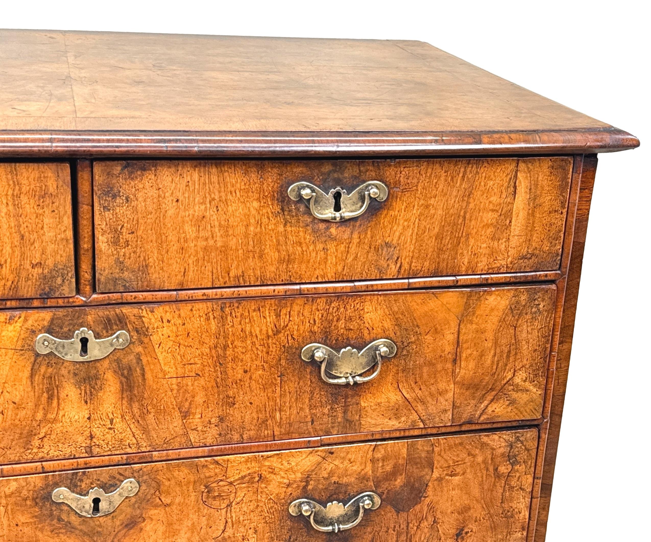 Inglese Cassapanca in legno di noce Queen Anne dell'inizio del XVIII secolo in vendita