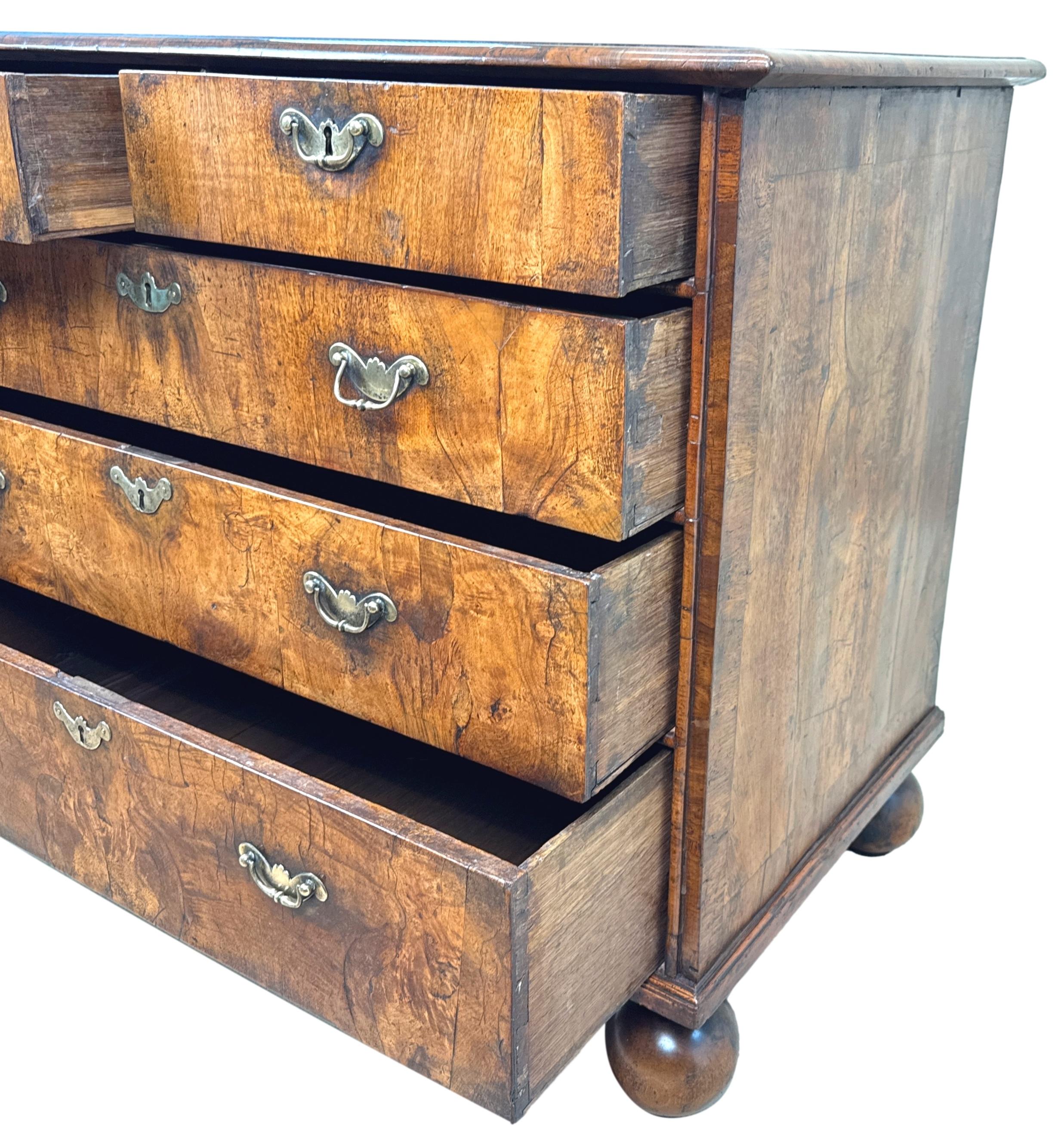 Cassapanca in legno di noce Queen Anne dell'inizio del XVIII secolo In condizioni buone in vendita a Bedfordshire, GB